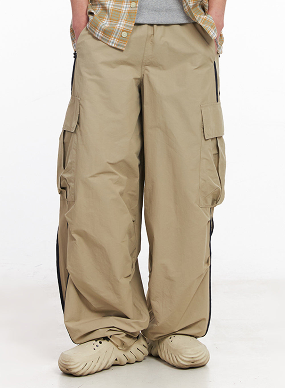 Men's Cargo Balloon-Fit Windbreaker Pants (Beige) IU512