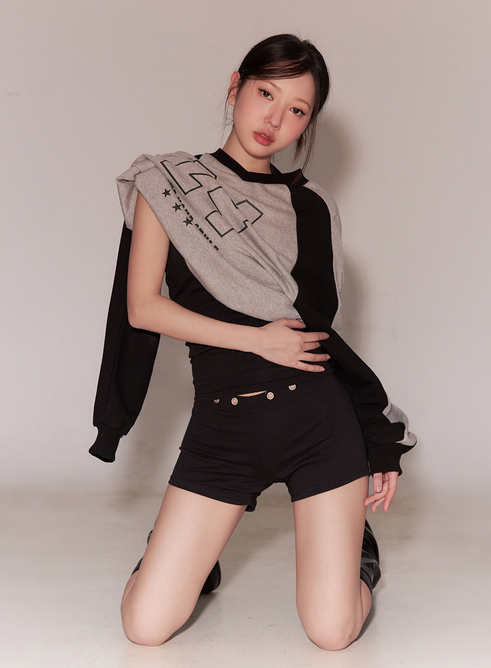 Graphic V-Neck Oversize Sweatshirt IM528