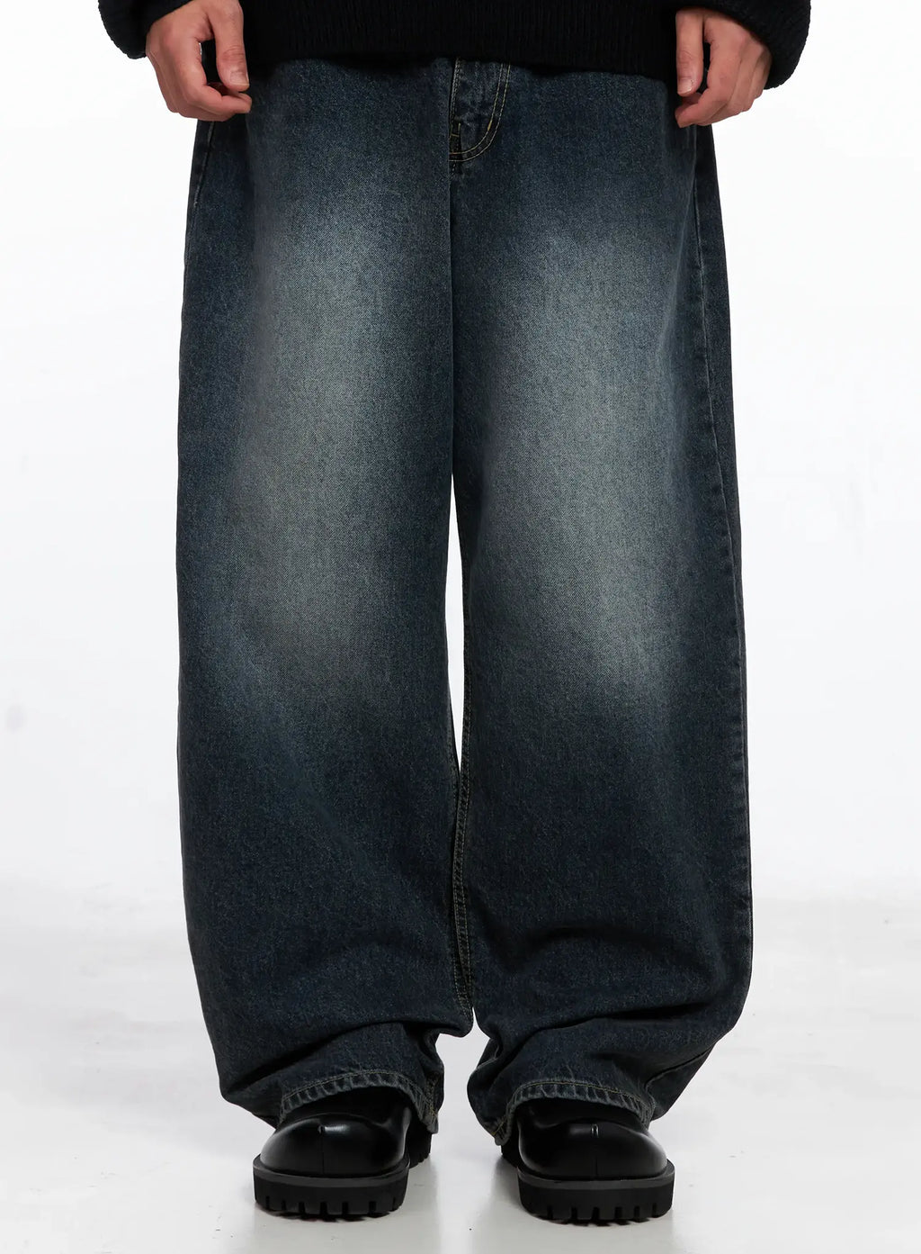 Men's Relaxed-Fit Washed Jeans IS509