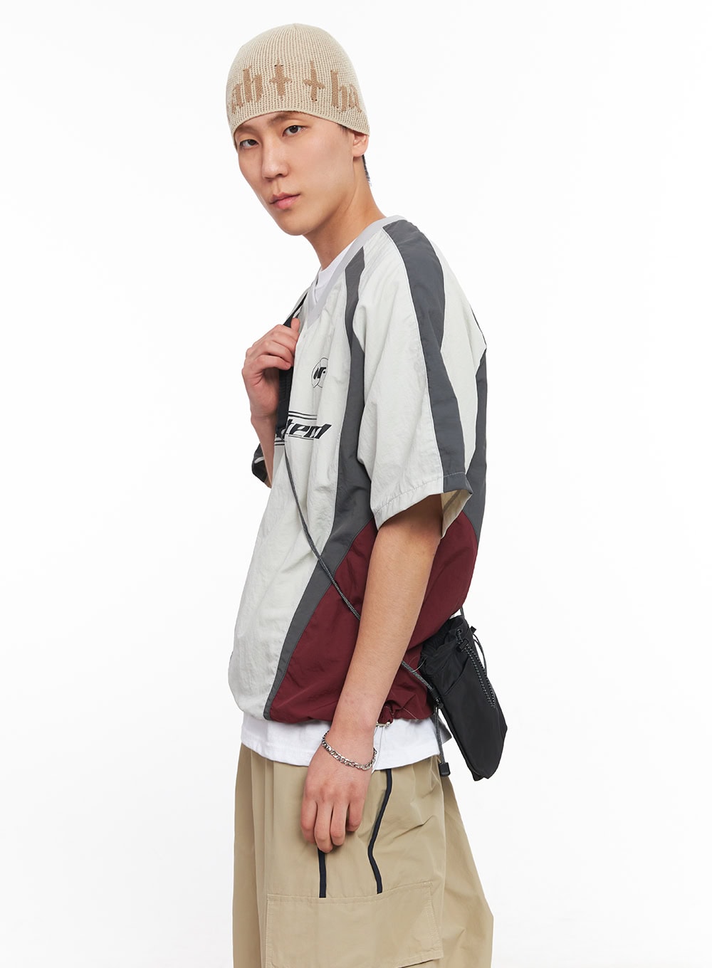 Men's Nylon Graphic V-Neck T-Shirt IU512