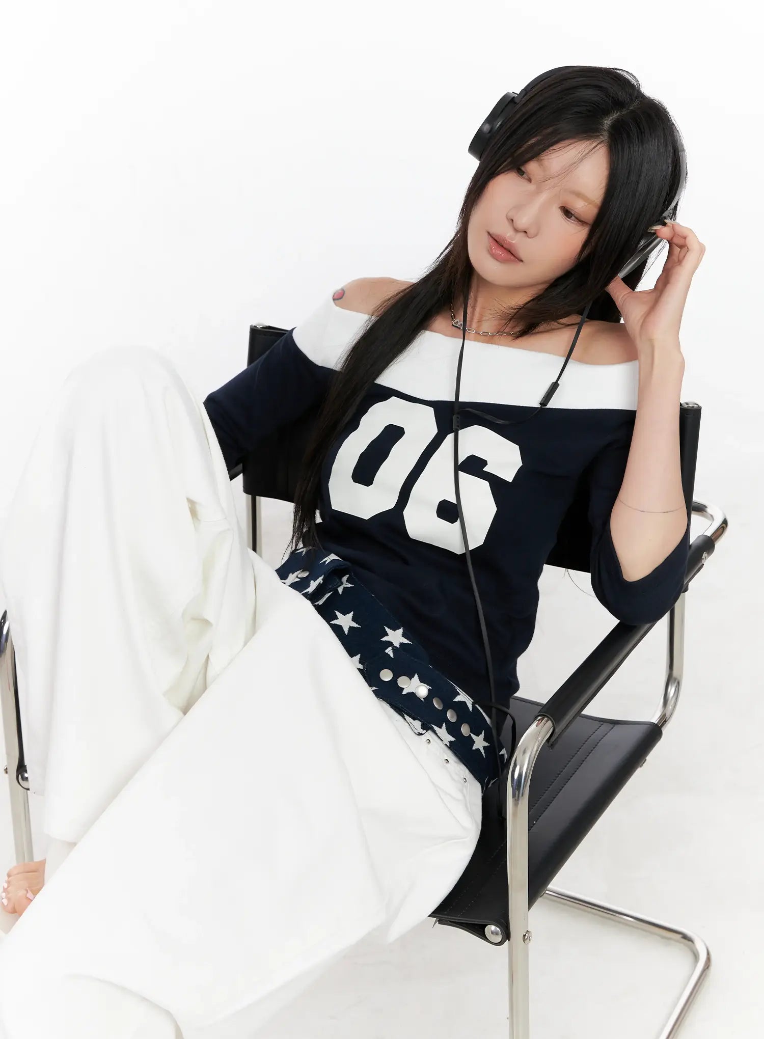 Contrast Number Off-Shoulder Tee CL525