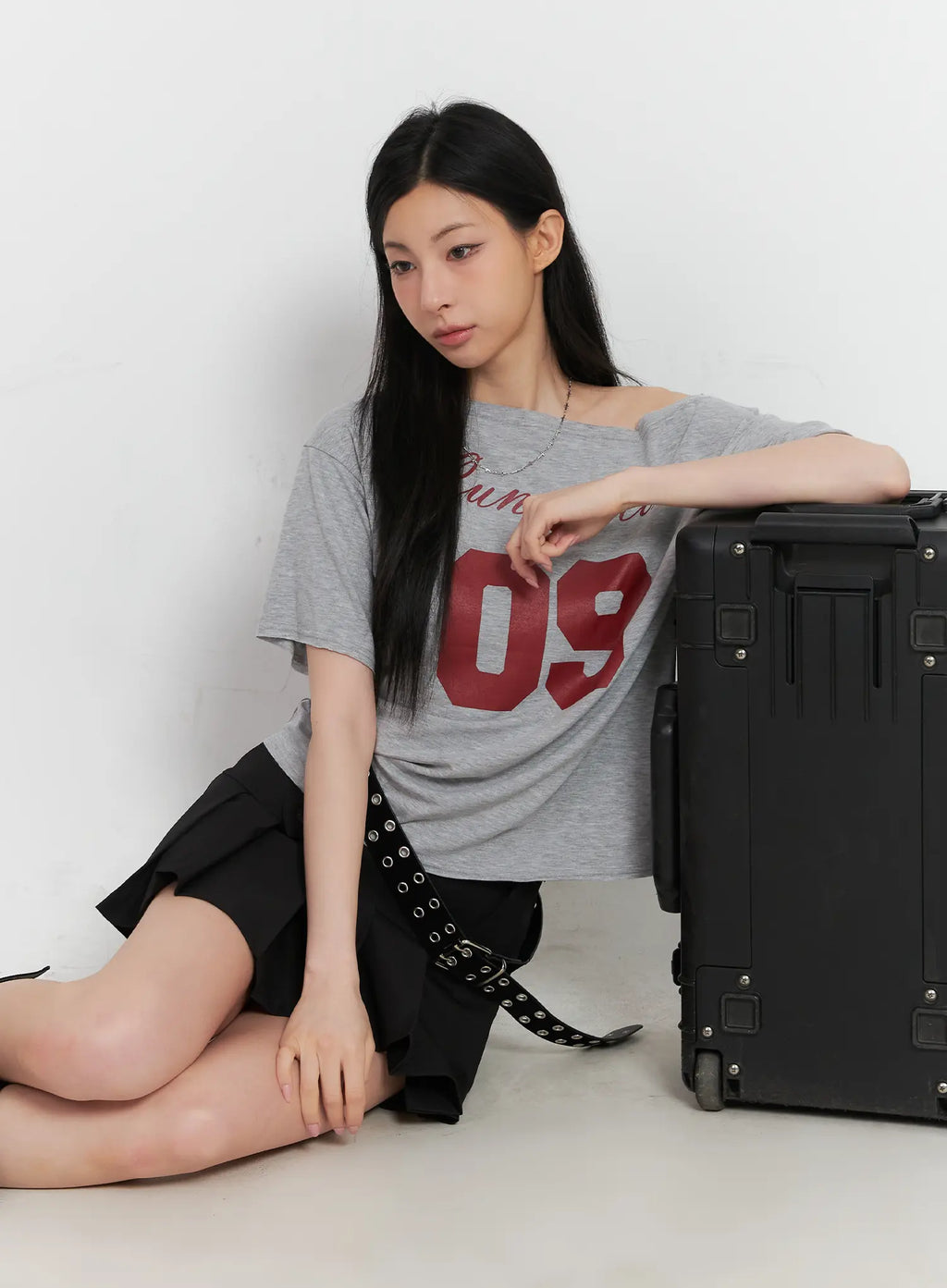 Loose-Fit One-Shoulder Graphic Tee CU511