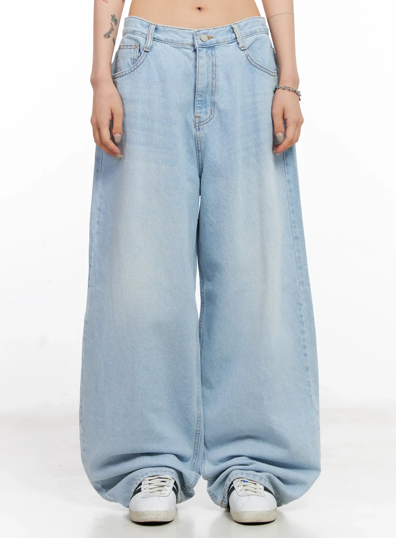 Jiyoon Light Wash Relaxed Jeans CL528