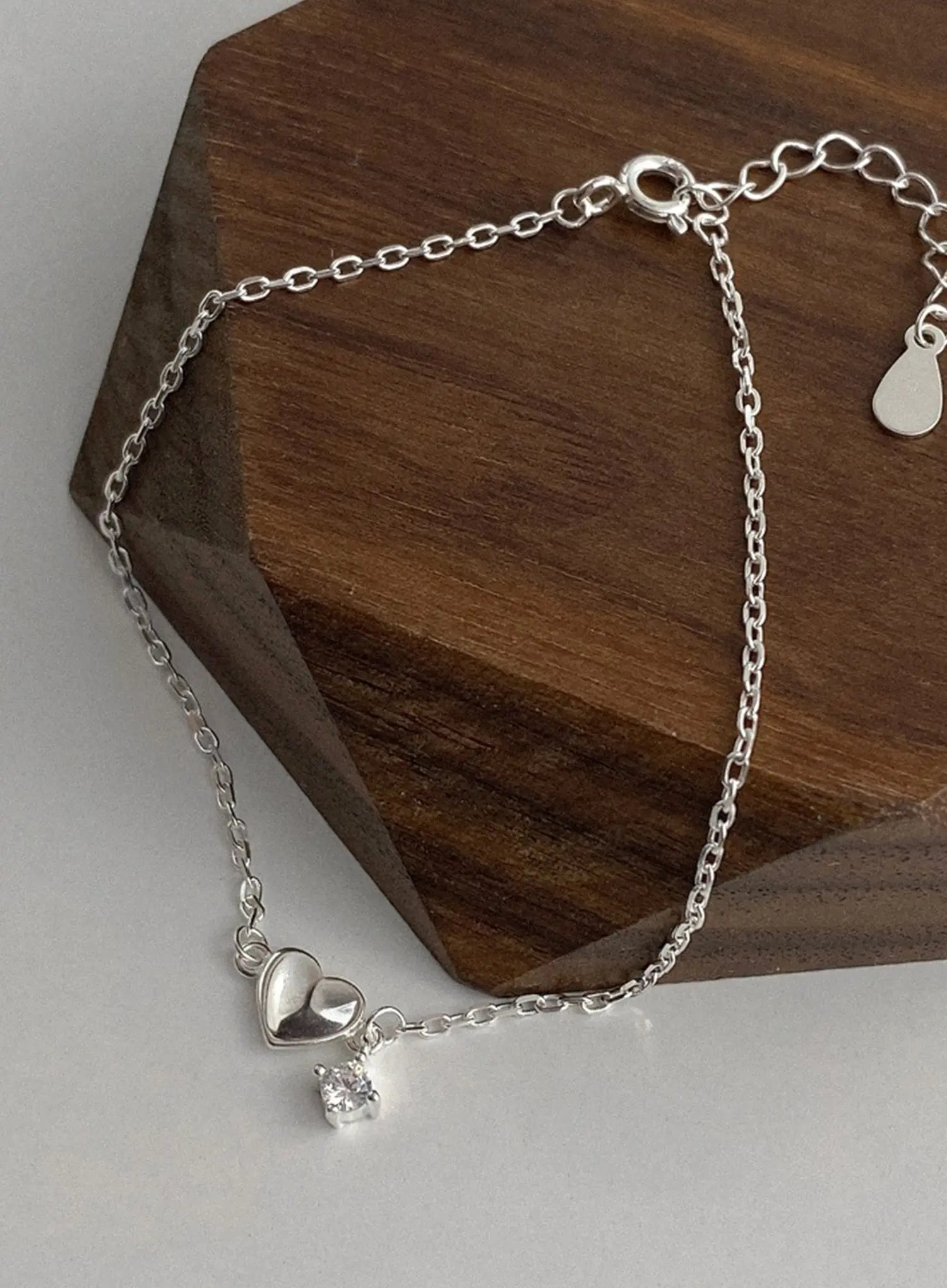 Woolf Heart Drop Line Bracelet IU506