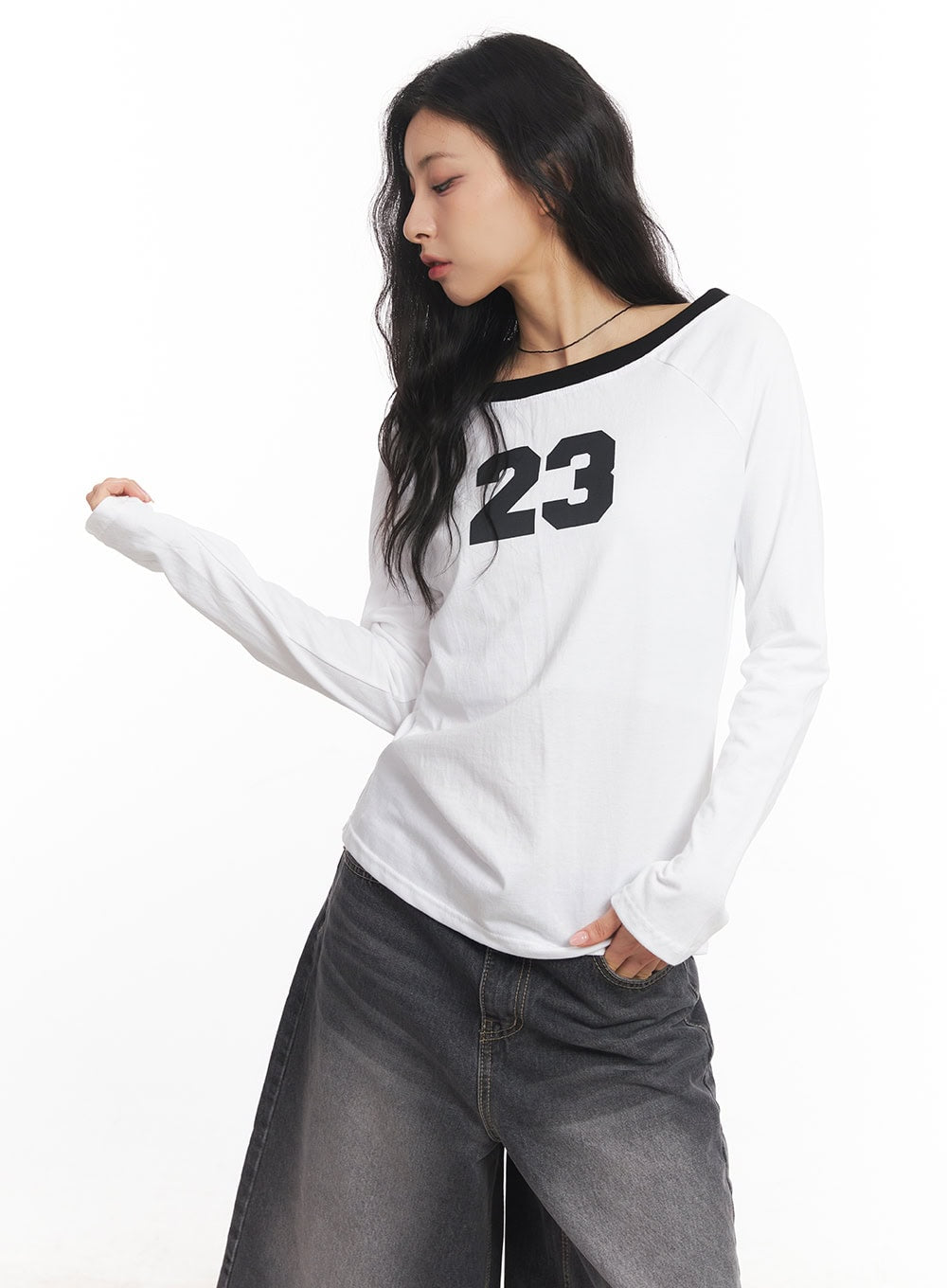 23 Graphic Off-Shoulder Long-Sleeve Top CA504