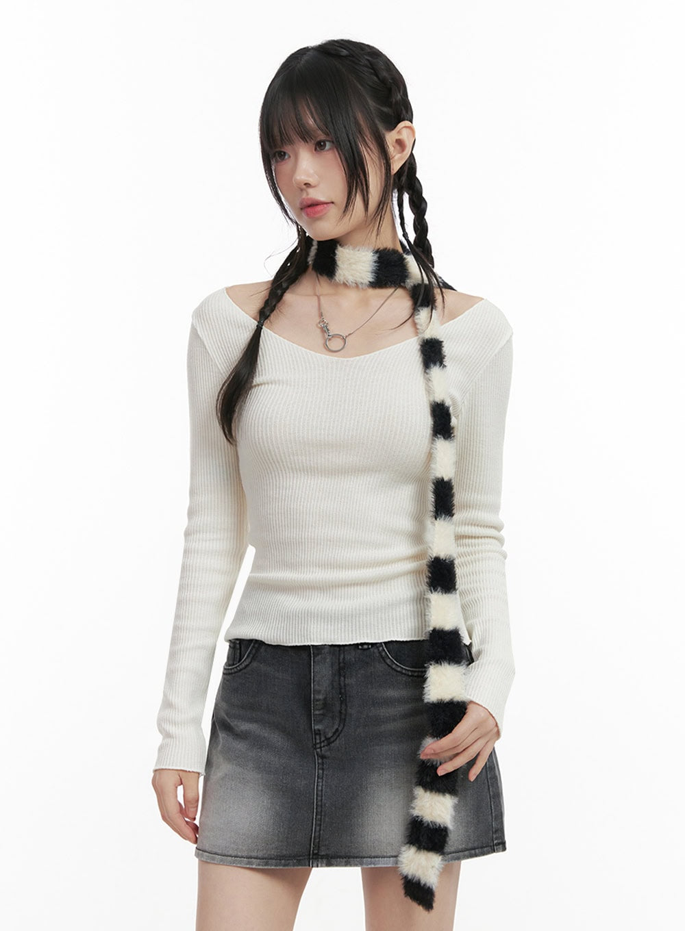 Slim-Fit V-Neck Long Sleeve Top IN427