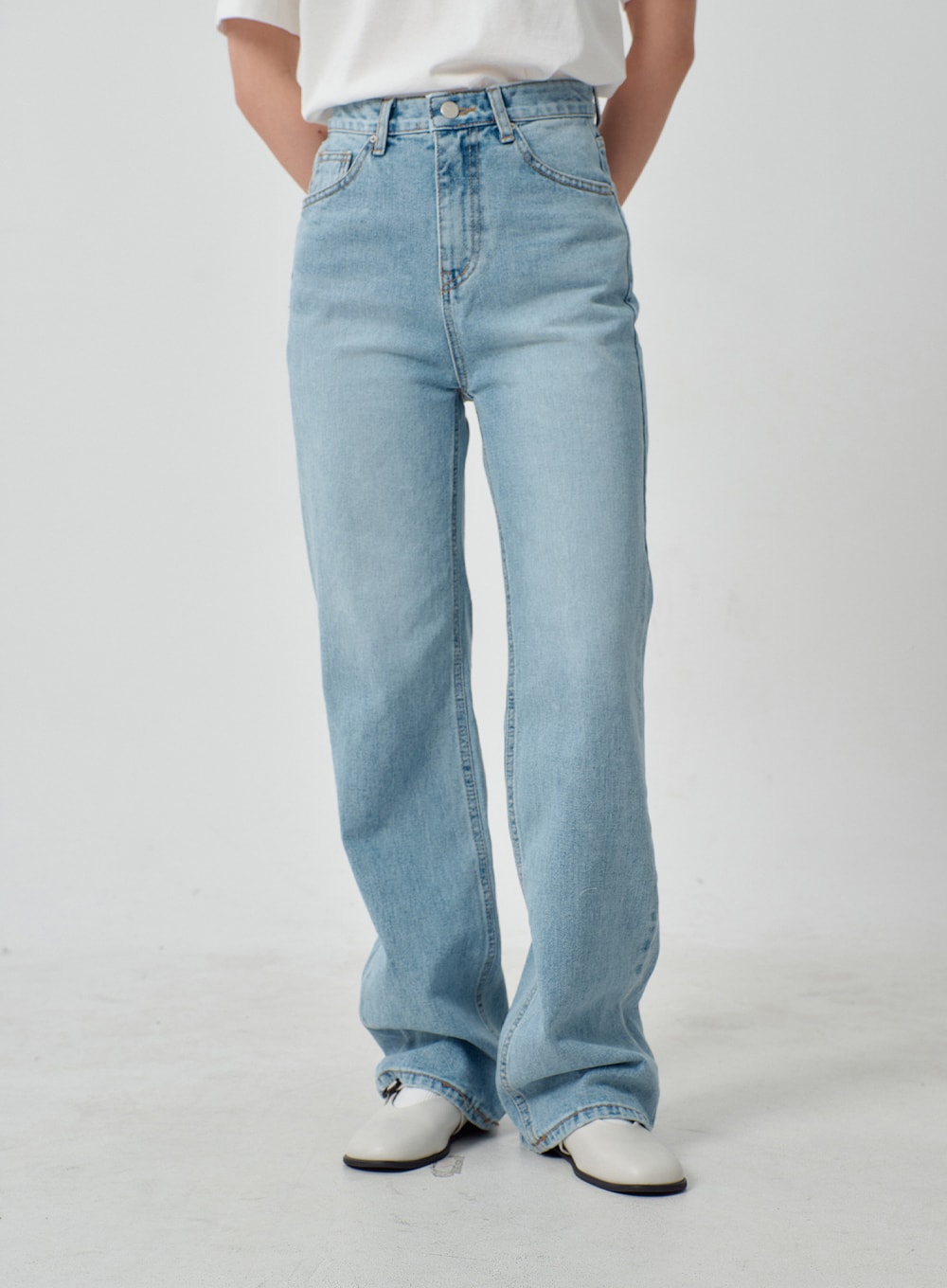 Light Wash Wide Leg Jeans OJ331