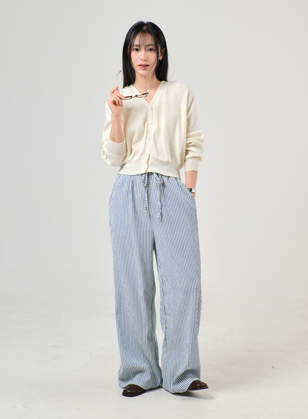 Solid V-Neck Buttoned Cardigan OF406