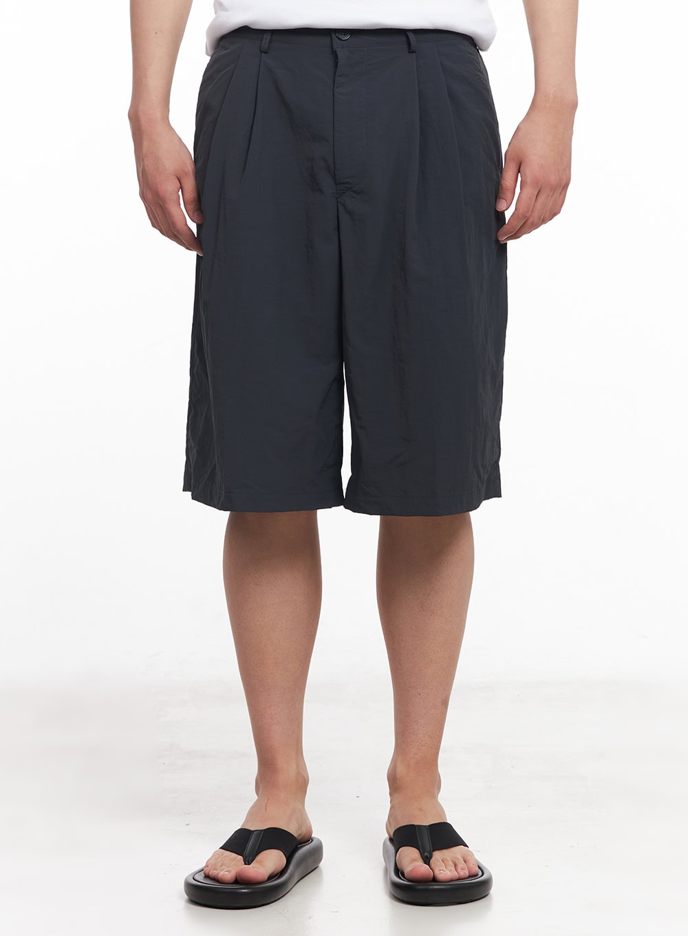 Men's Wide-Fit Nylon Pintuck Shorts IY522