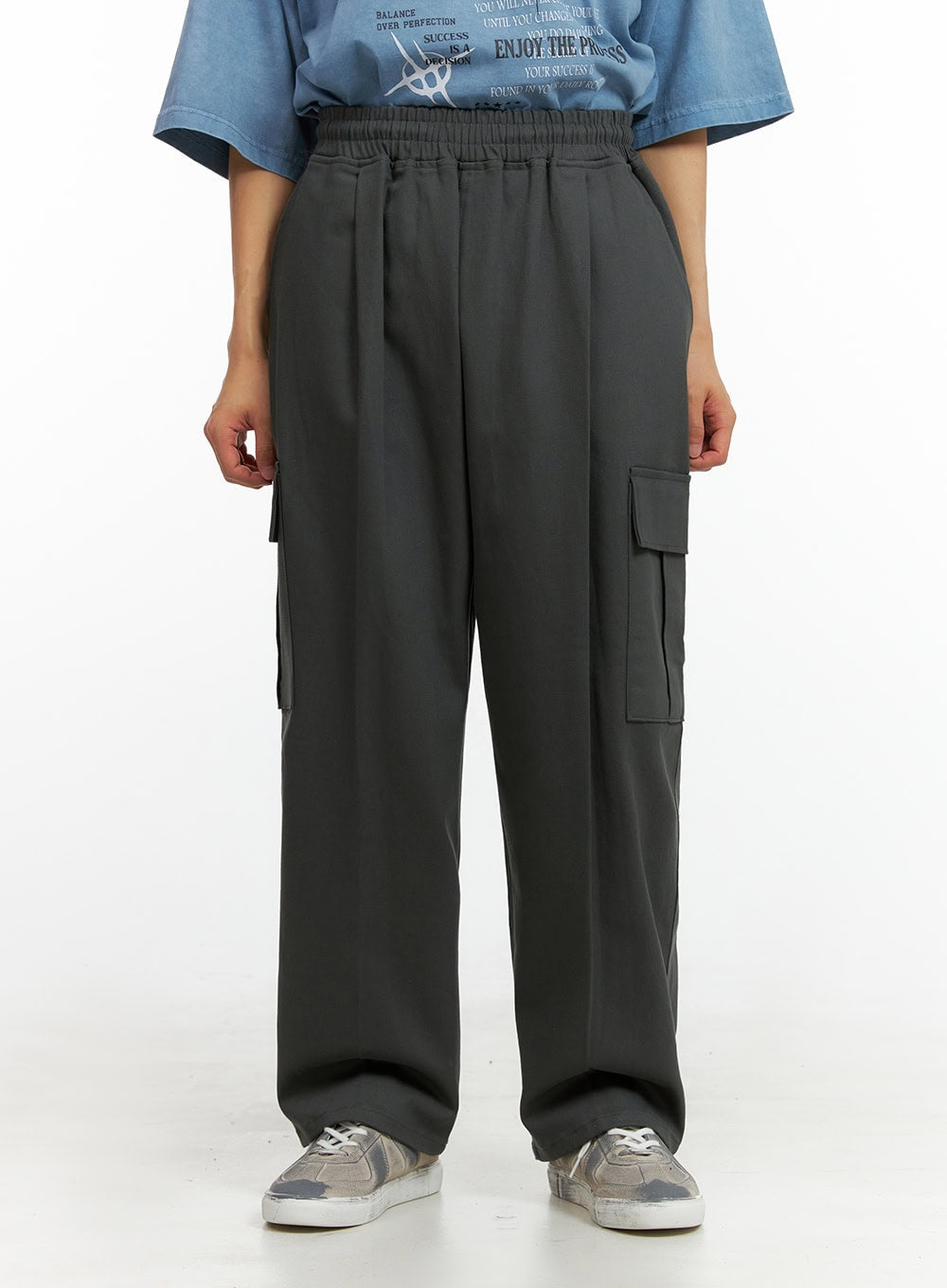 Men's Solid Cargo Pants (Dark Gray) IU414