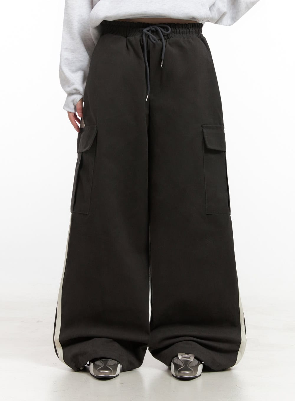 Wide-Fit Cargo Pocket Pants IN427