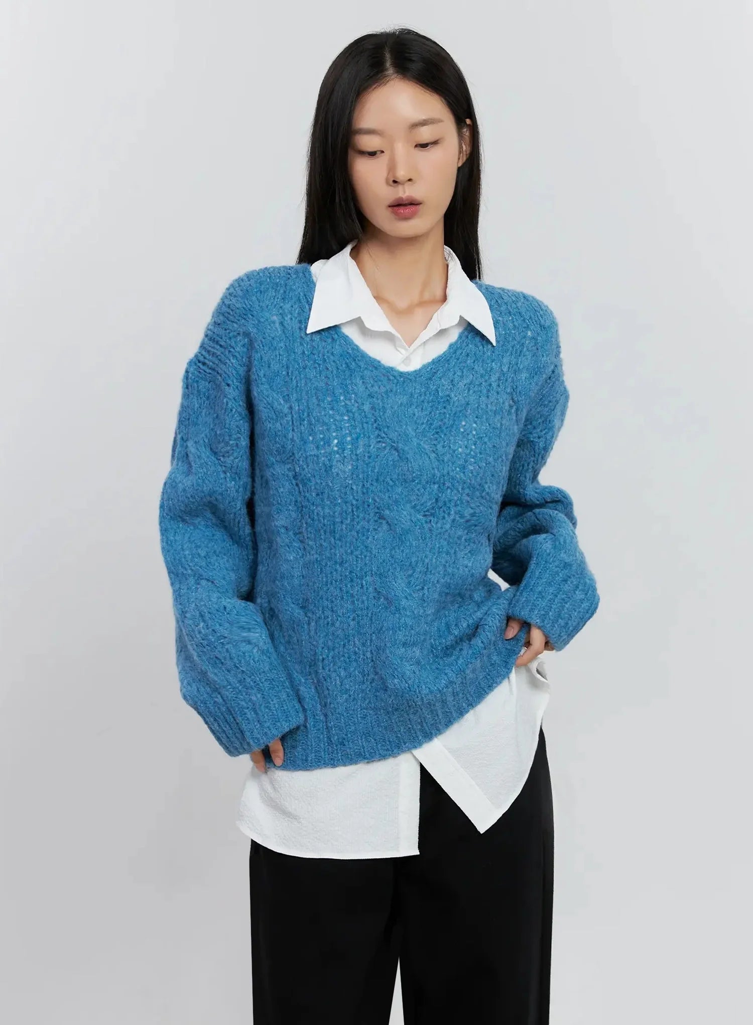 Cable-Knit V-Neck Sweater IS516