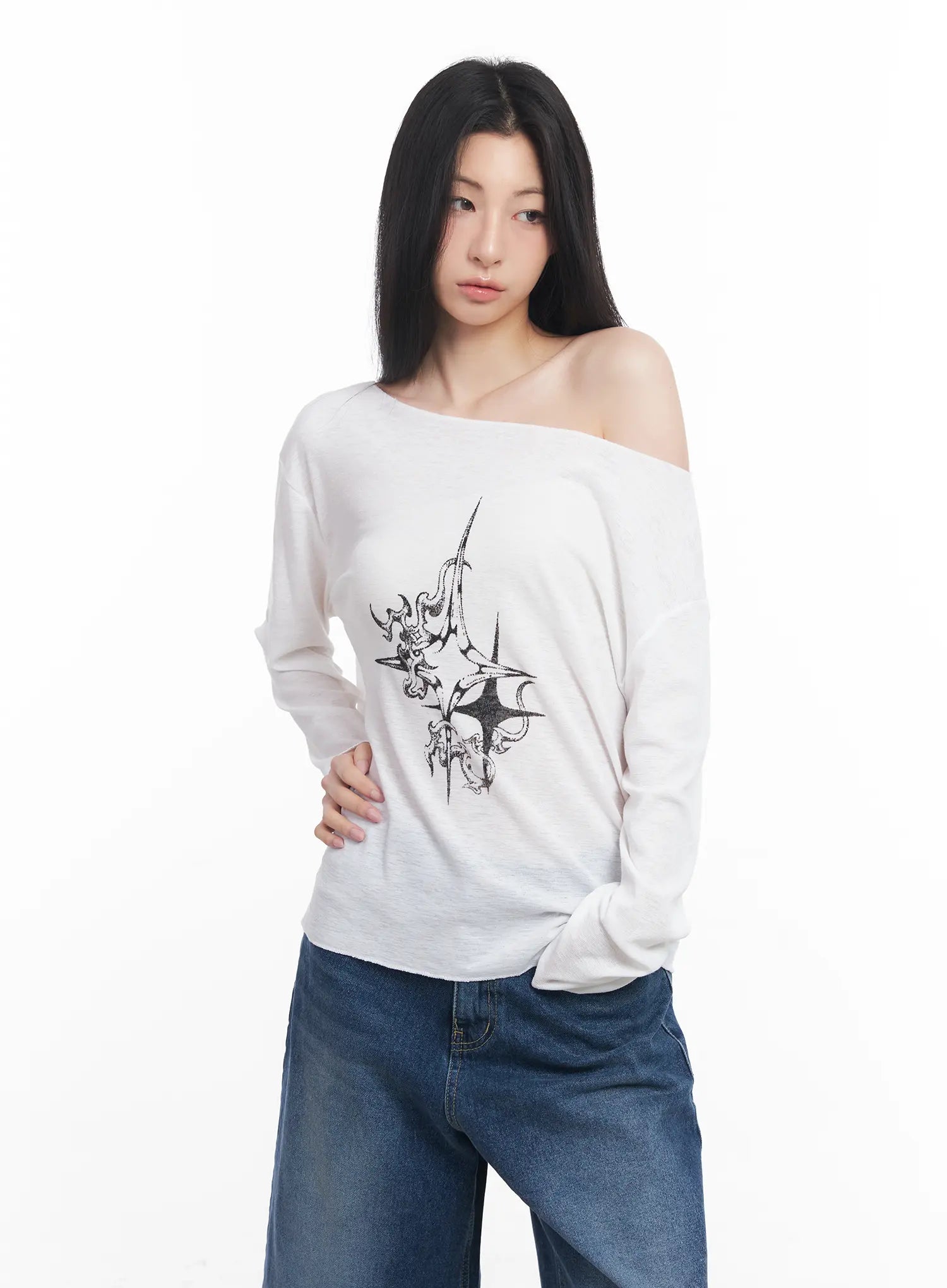 Loose-Fit Long Sleeve Graphic Top CU510