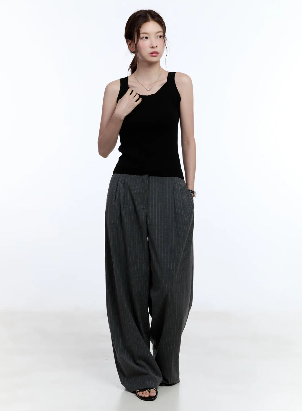 Slim-Fit Sleeveless Sweater CU513