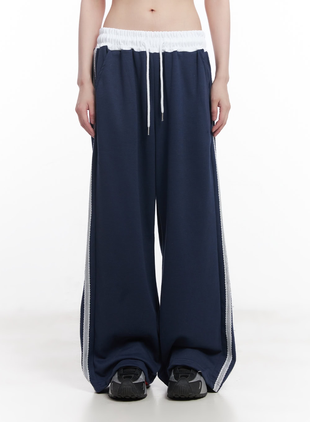 Lace-Striped Wide-Fit Sweatpants CU506