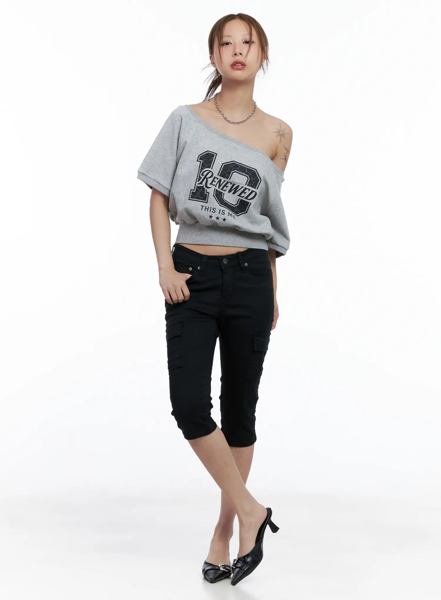 Off-Shoulder Graphic Cropped Tee CL511