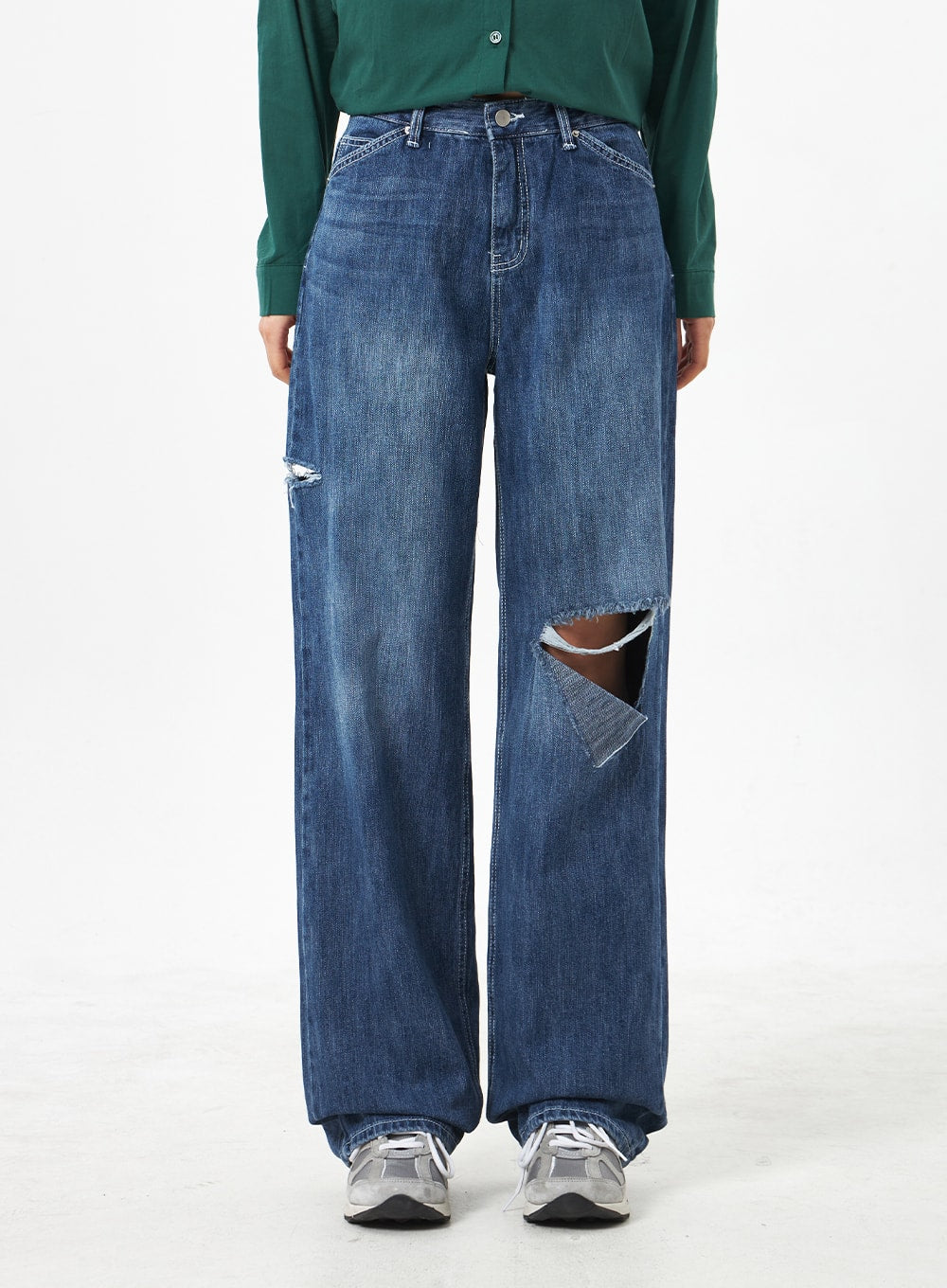 Ripped Knee Mid-Wash Jeans CA305
