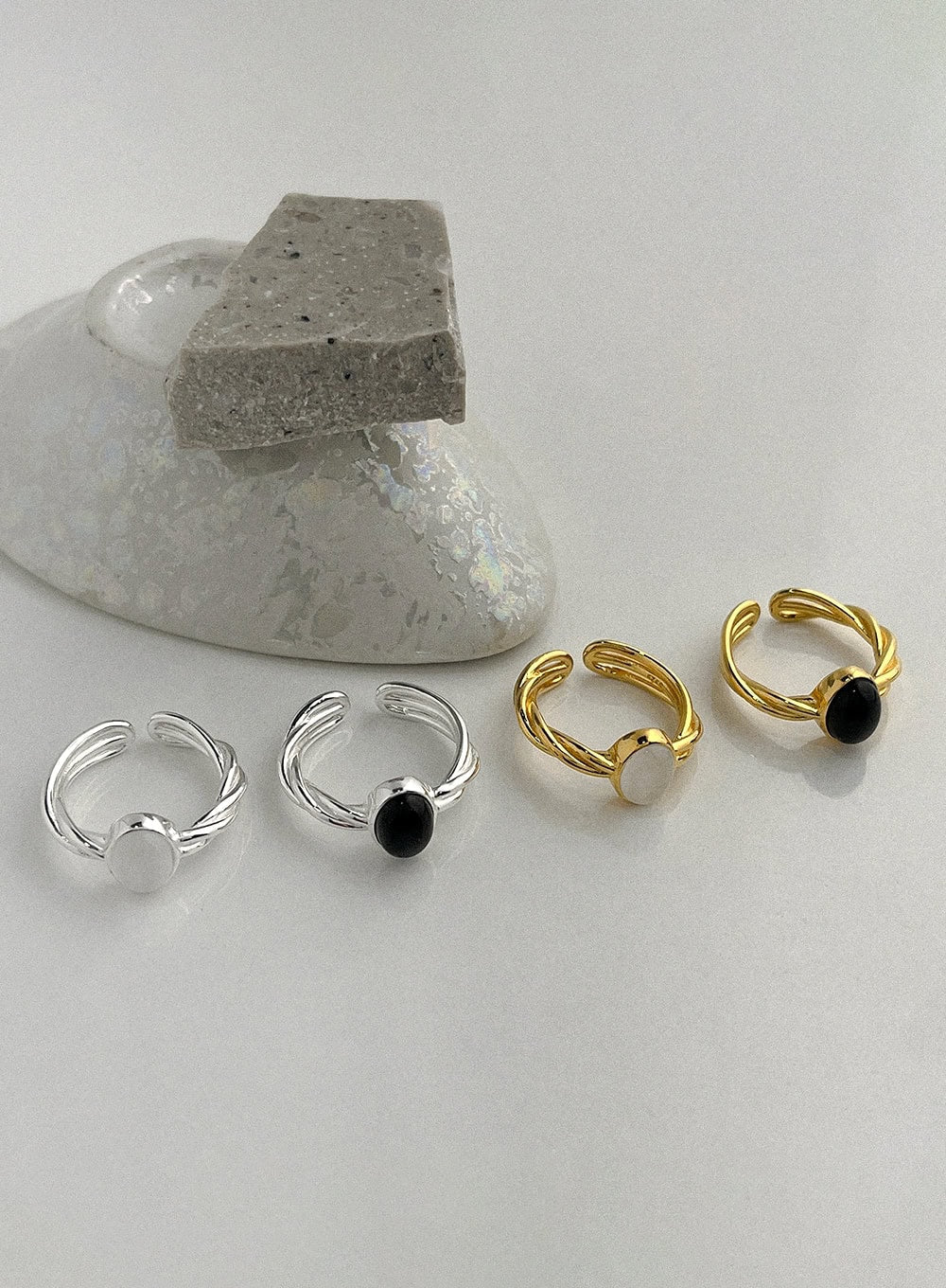 Zola Oval Line Ring (White) IA524