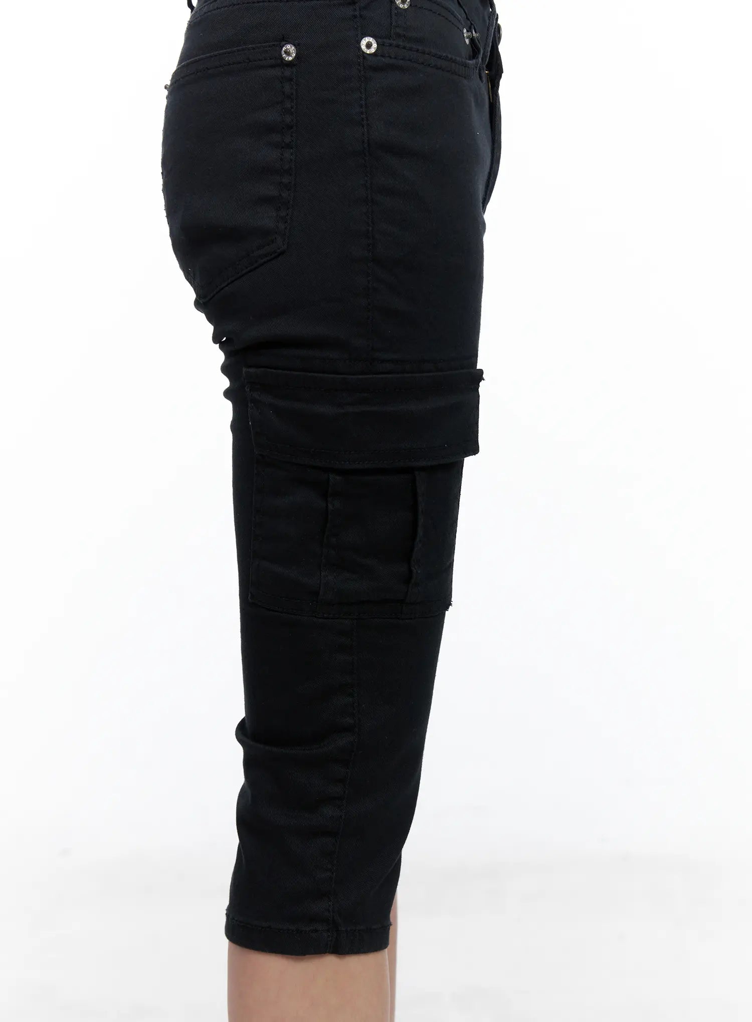 Slim-Fit Cargo Capri Pants CL511