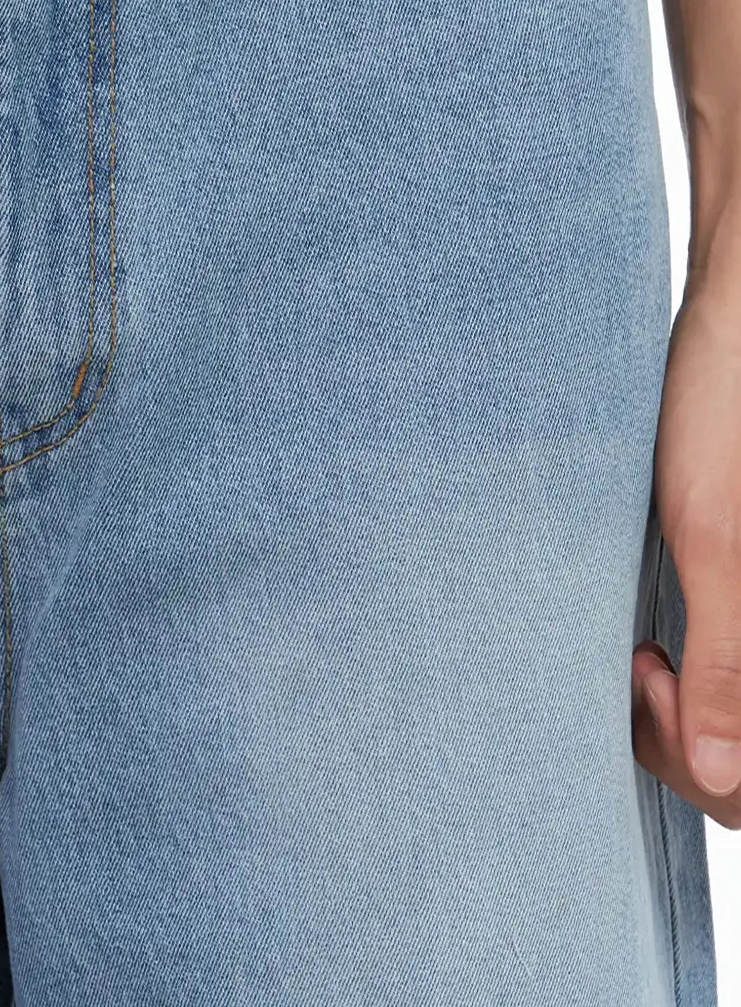 Men's Light-Wash Relaxed Jeans IL516