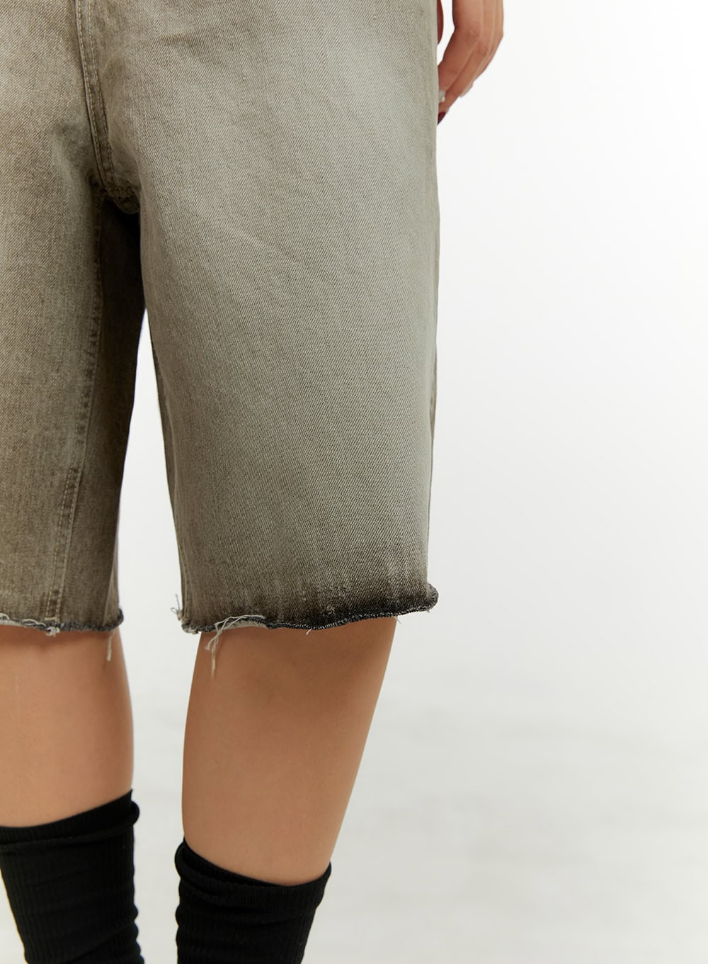 Destroyed Hem Bermuda Jorts CY409