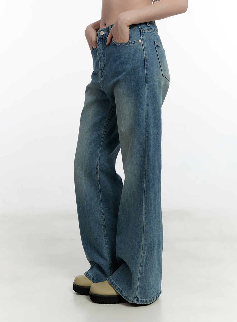 Aleks Relaxed-Fit Flared Jeans CM521