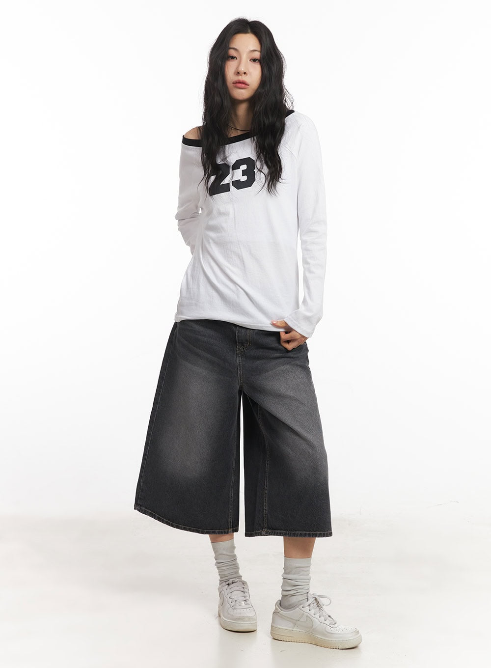 23 Graphic Off-Shoulder Long-Sleeve Top CA504