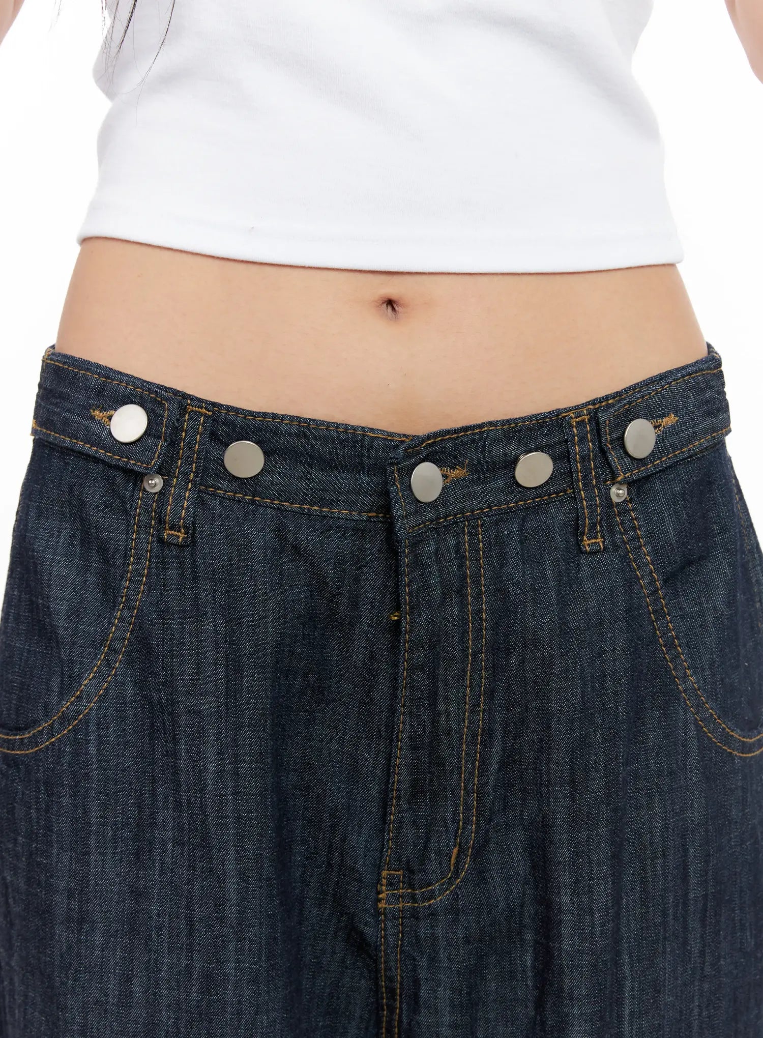 Saebi Button-Detail Jeans CL528