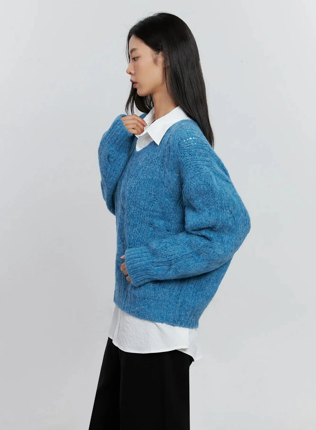 Cable-Knit V-Neck Sweater IS516