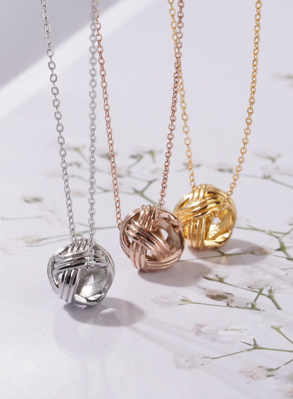 Ball of Yarn Necklace IL405