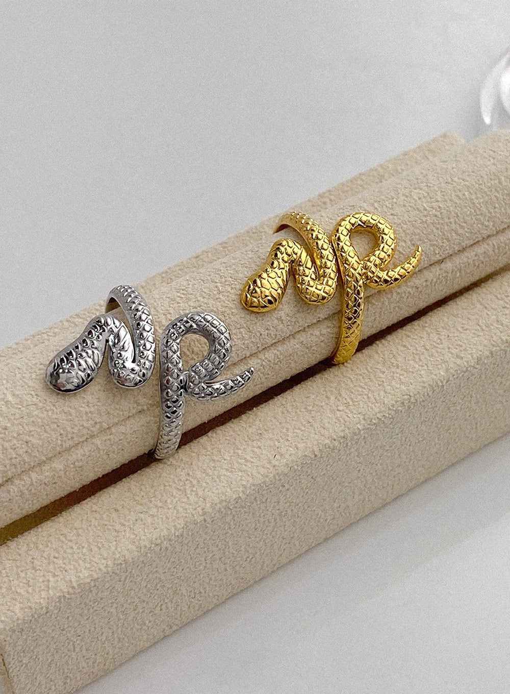 Kafka Spiral Line Ring IA524