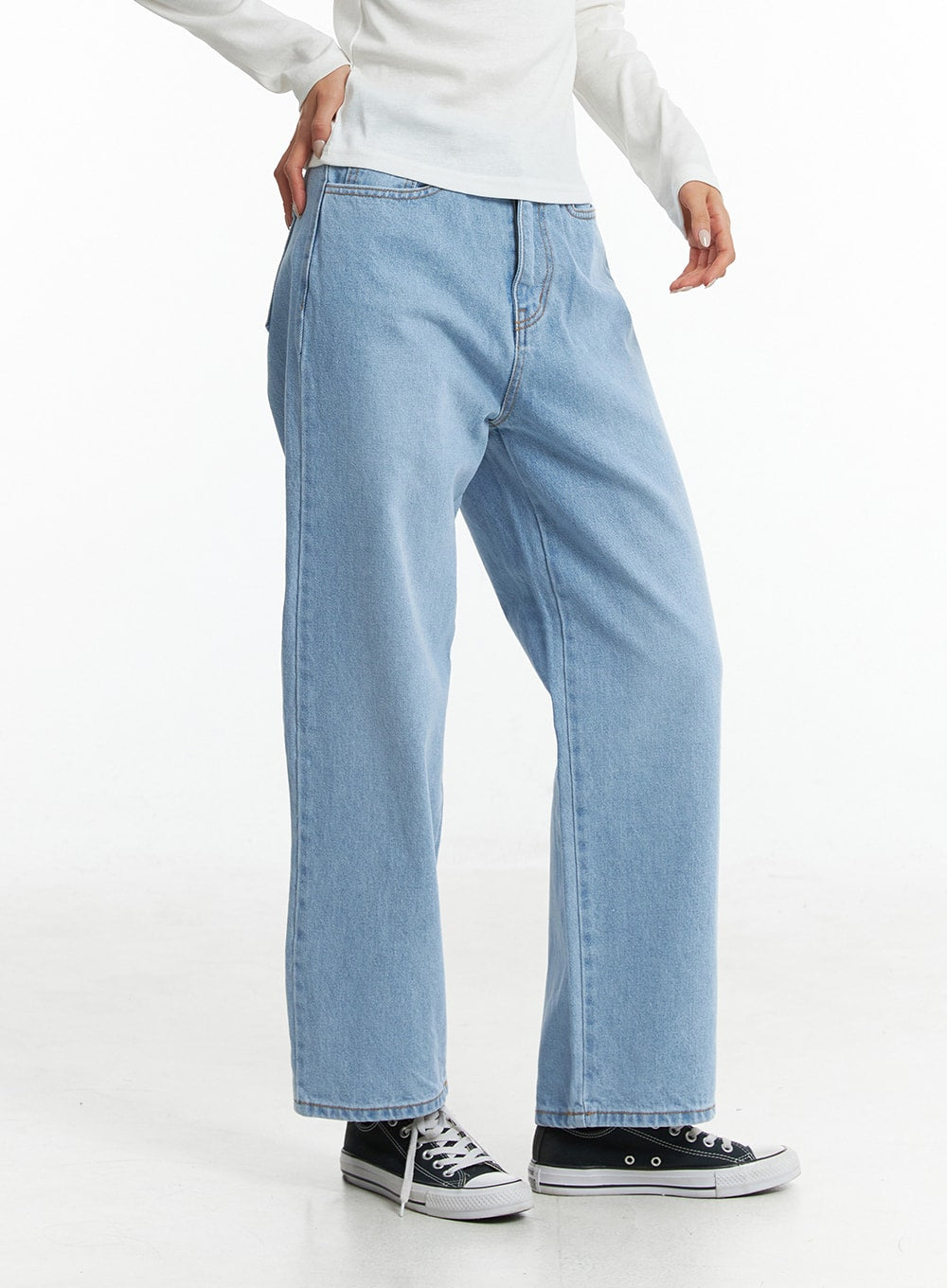Light Washed Straight Jeans ON329