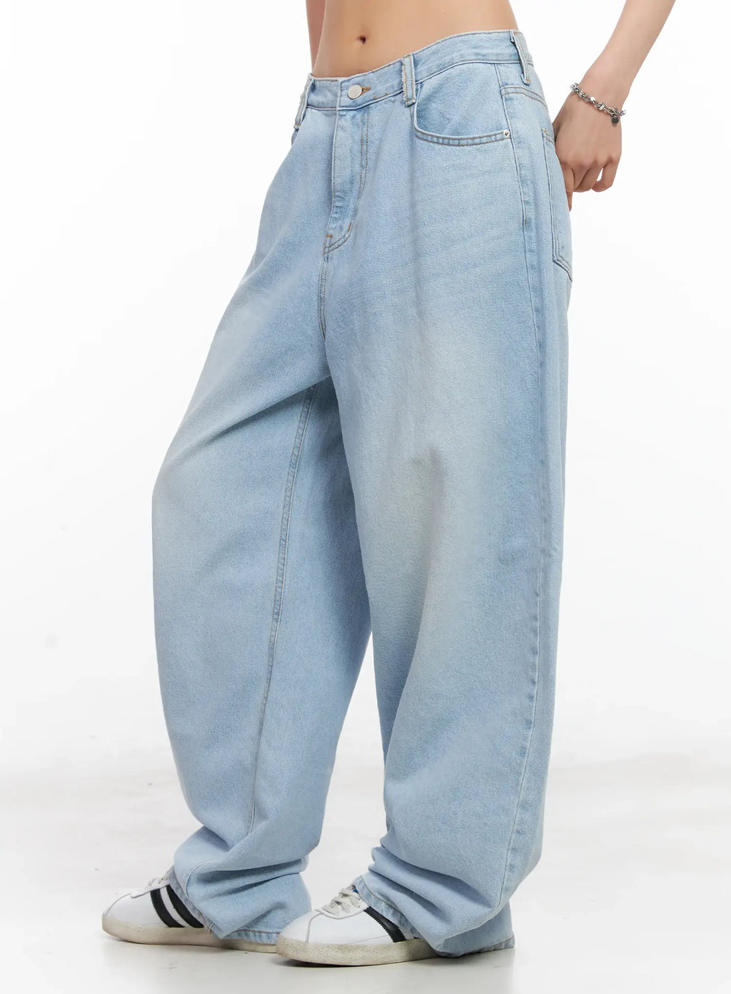 Jiyoon Light Wash Relaxed Jeans CL528