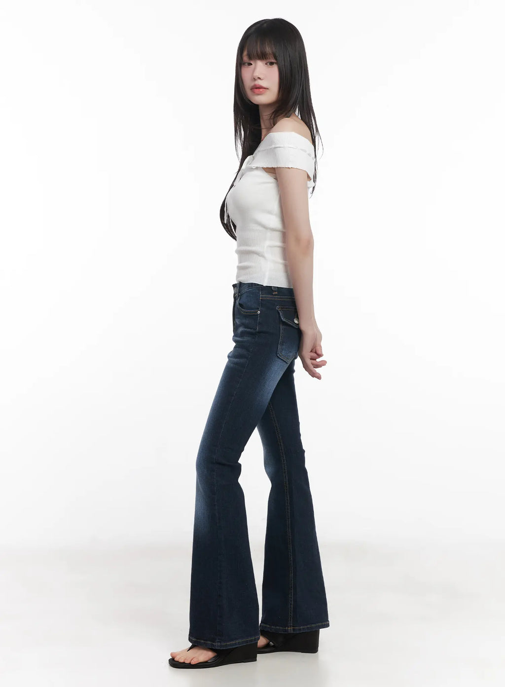 Minji Slim-Fit Flared Jeans CU519