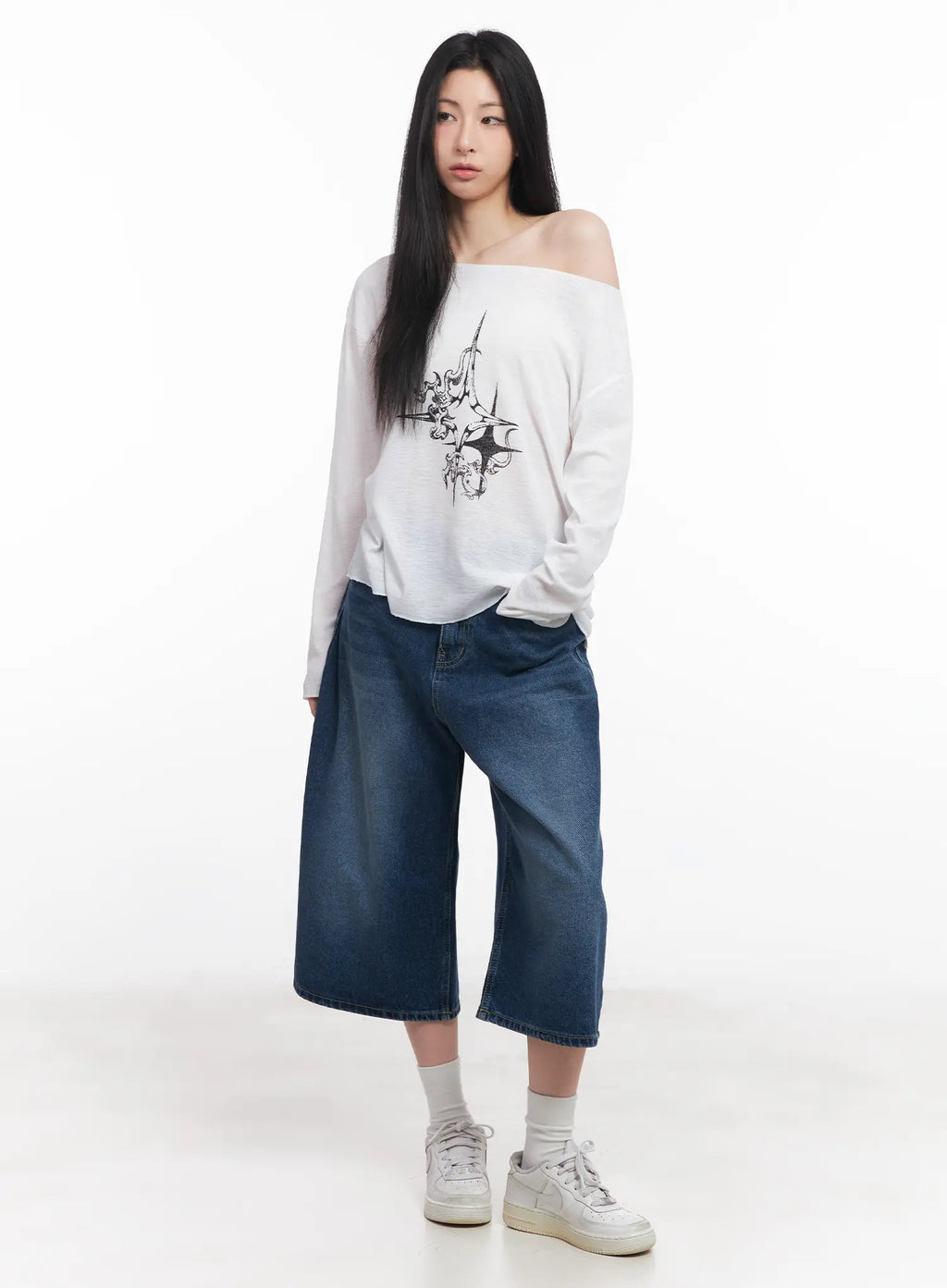 Loose-Fit Long Sleeve Graphic Top CU510