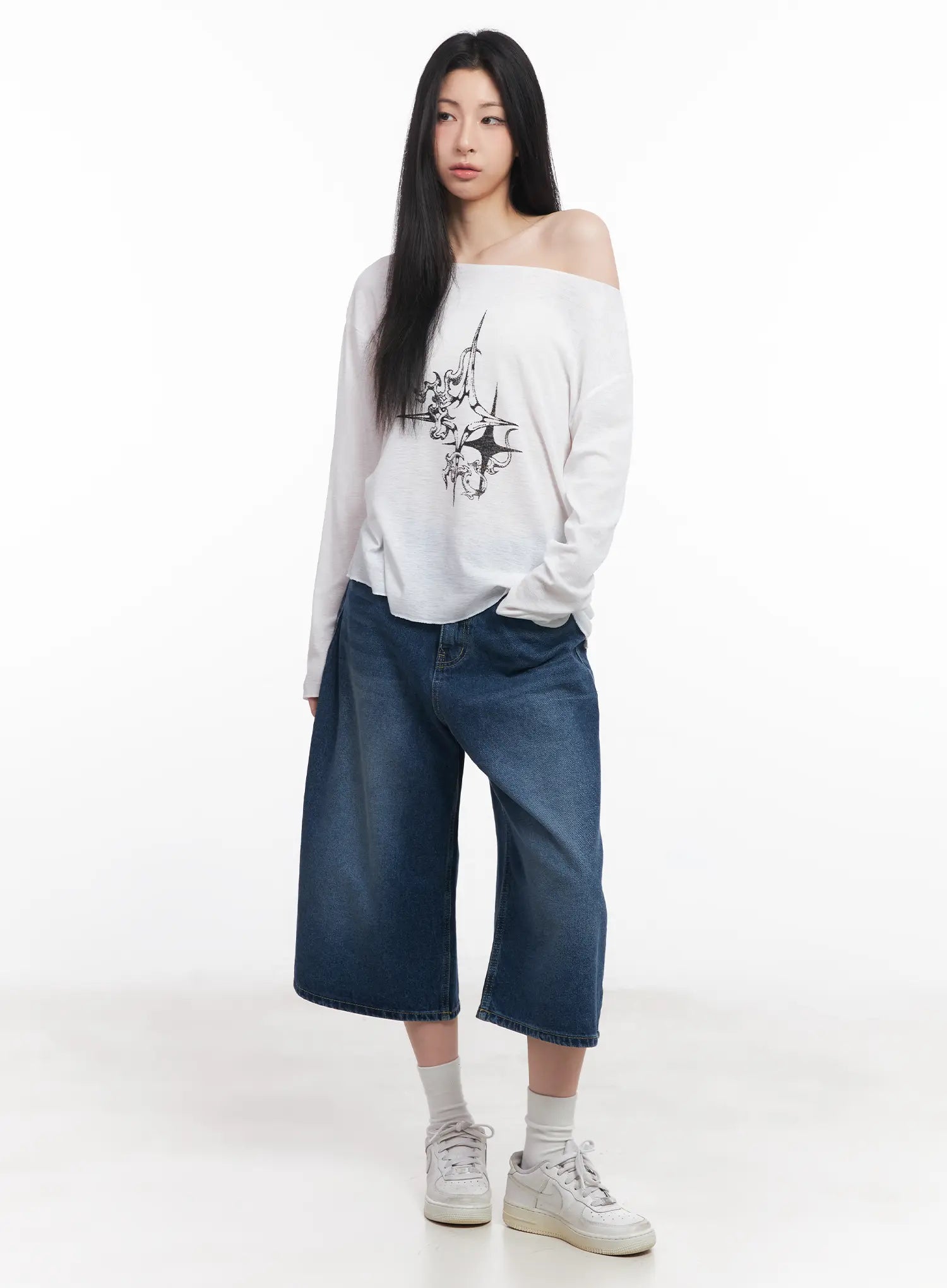 Loose-Fit Long Sleeve Graphic Top CU510