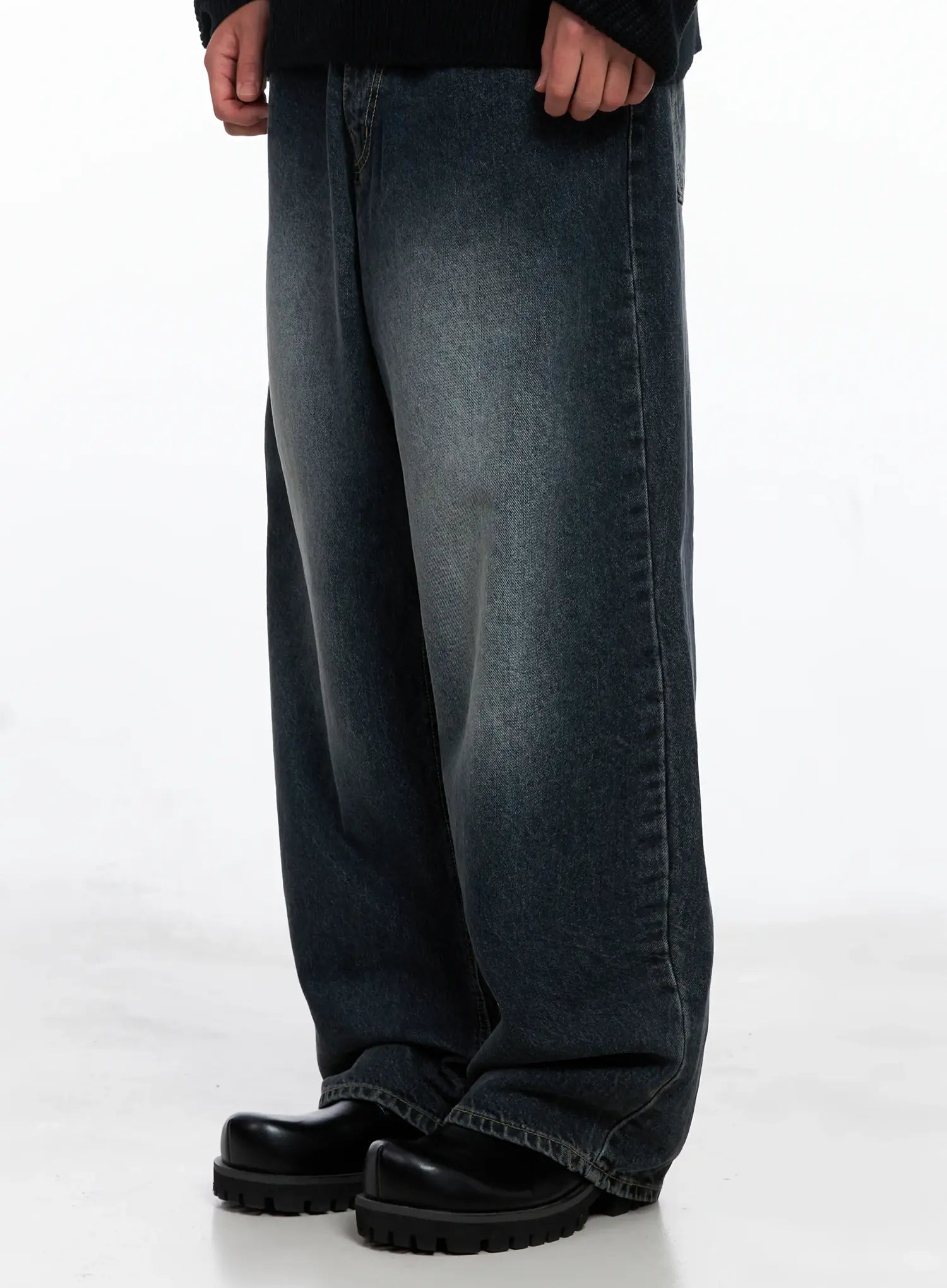 Men's Relaxed-Fit Washed Jeans IS509