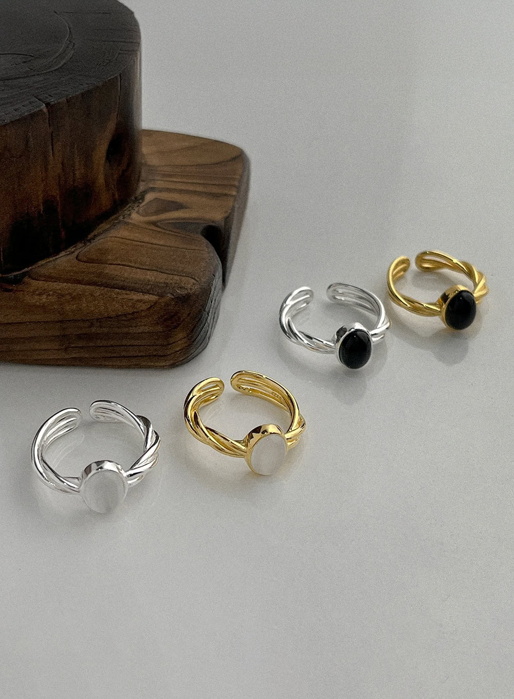 Zola Oval Line Ring (White) IA524