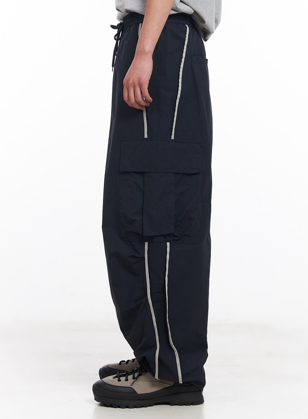 Men's Cargo Balloon-Fit Windbreaker Pants (Dark blue) IU512