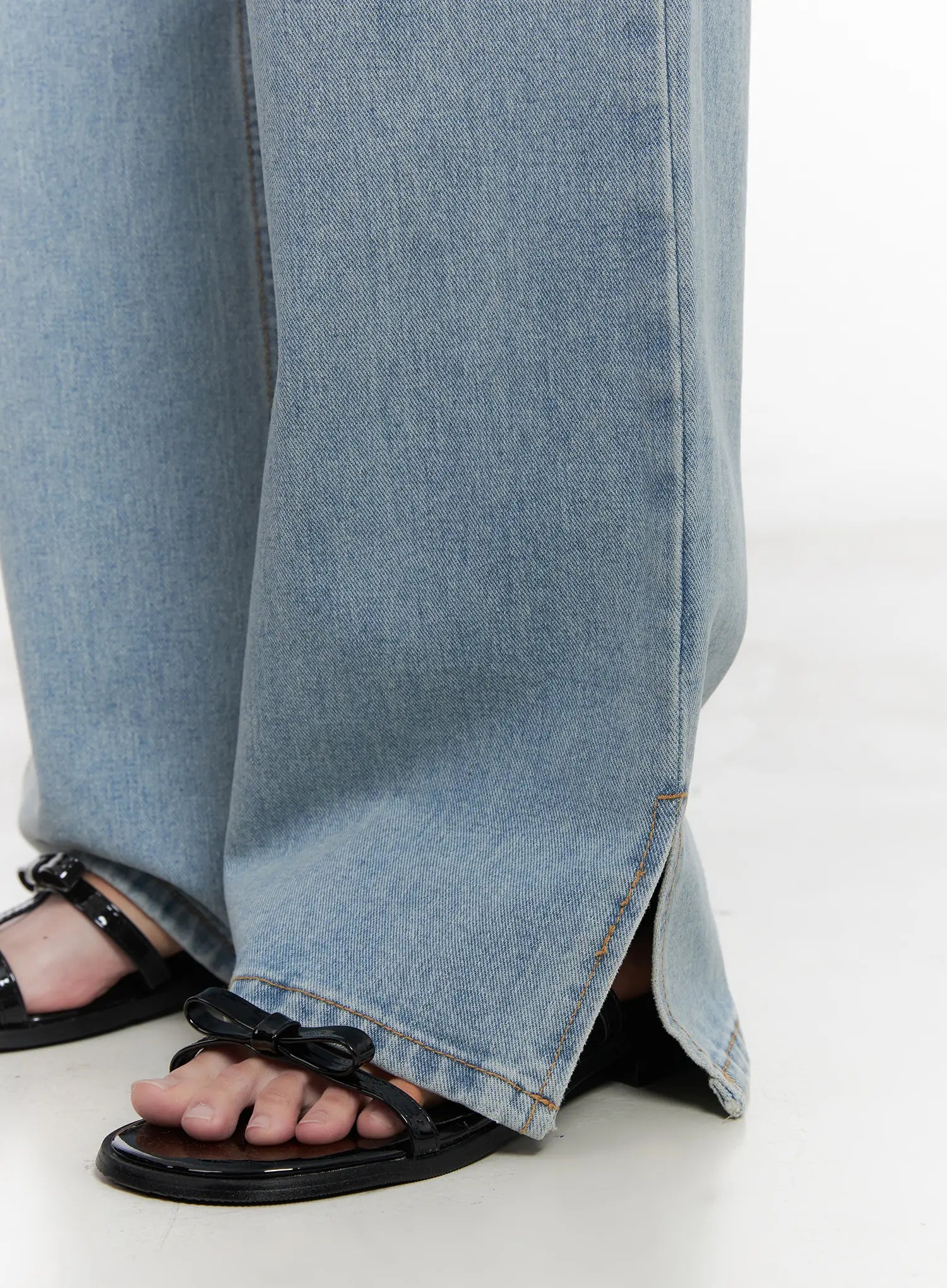 Hyuna Slit Straight-Fit Jeans CU525