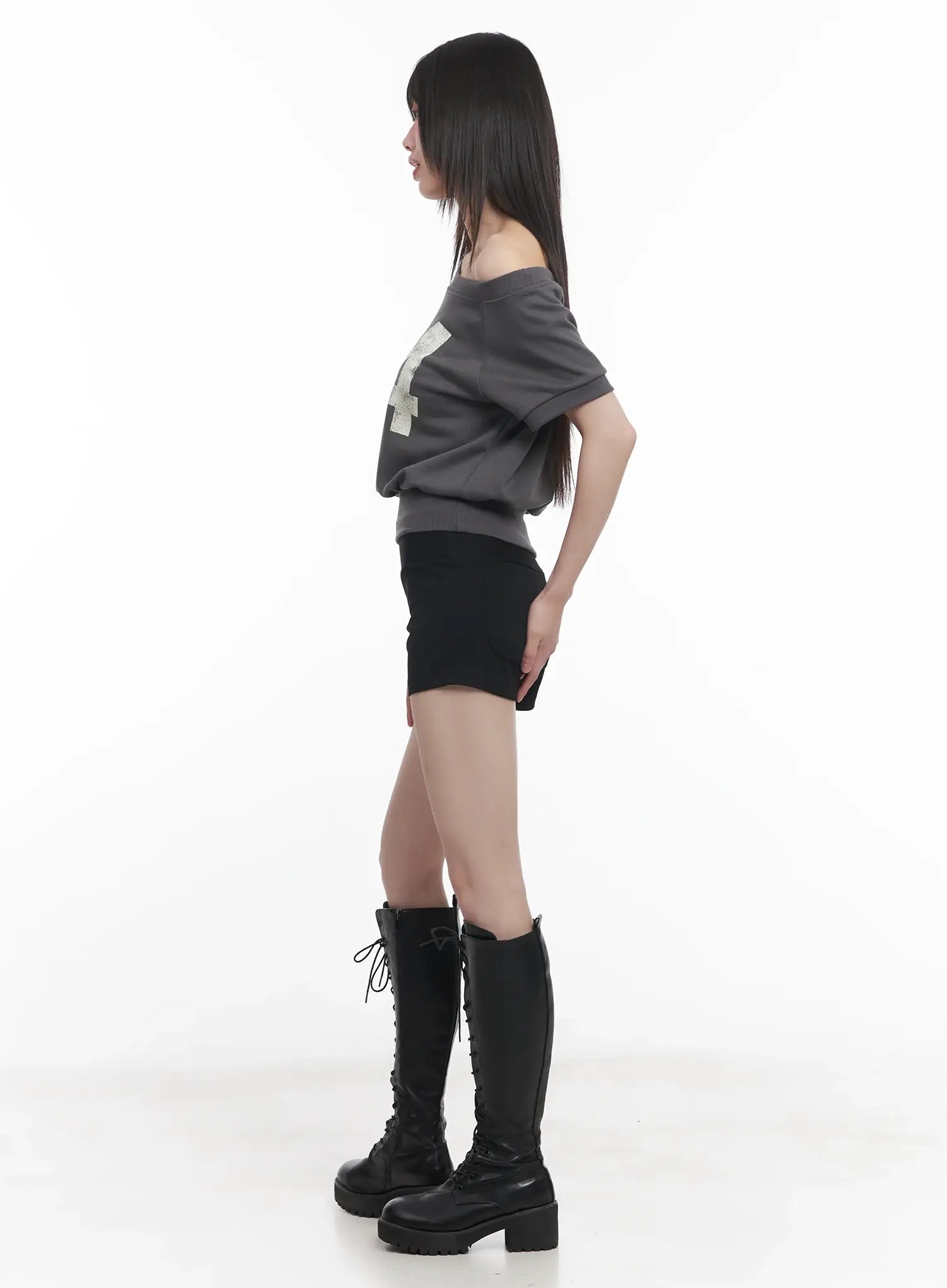 Asymmetric Graphic Relaxed-Fit Crop Top CU518