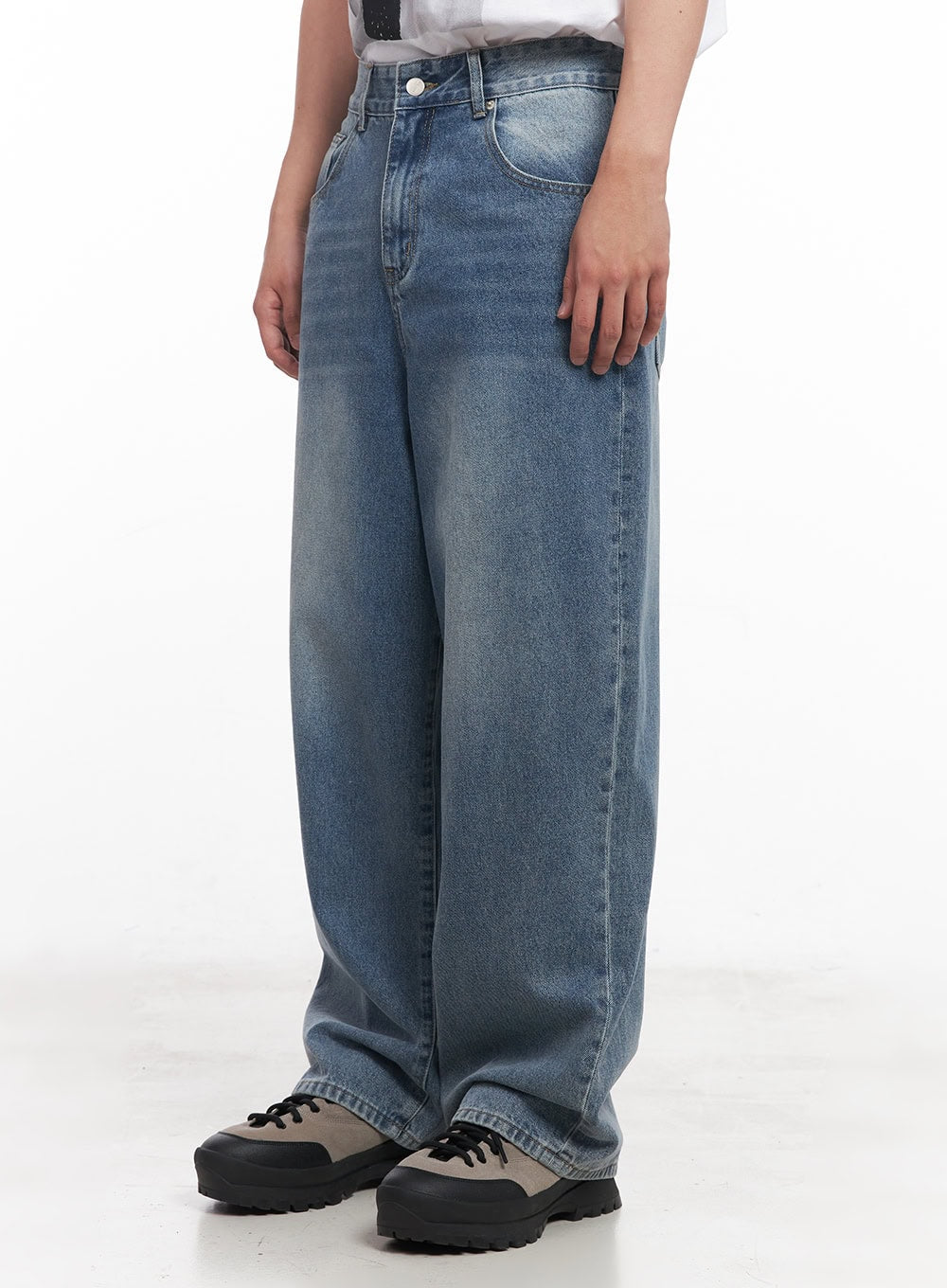 Men's Washed Wide-Fit Jeans IY520
