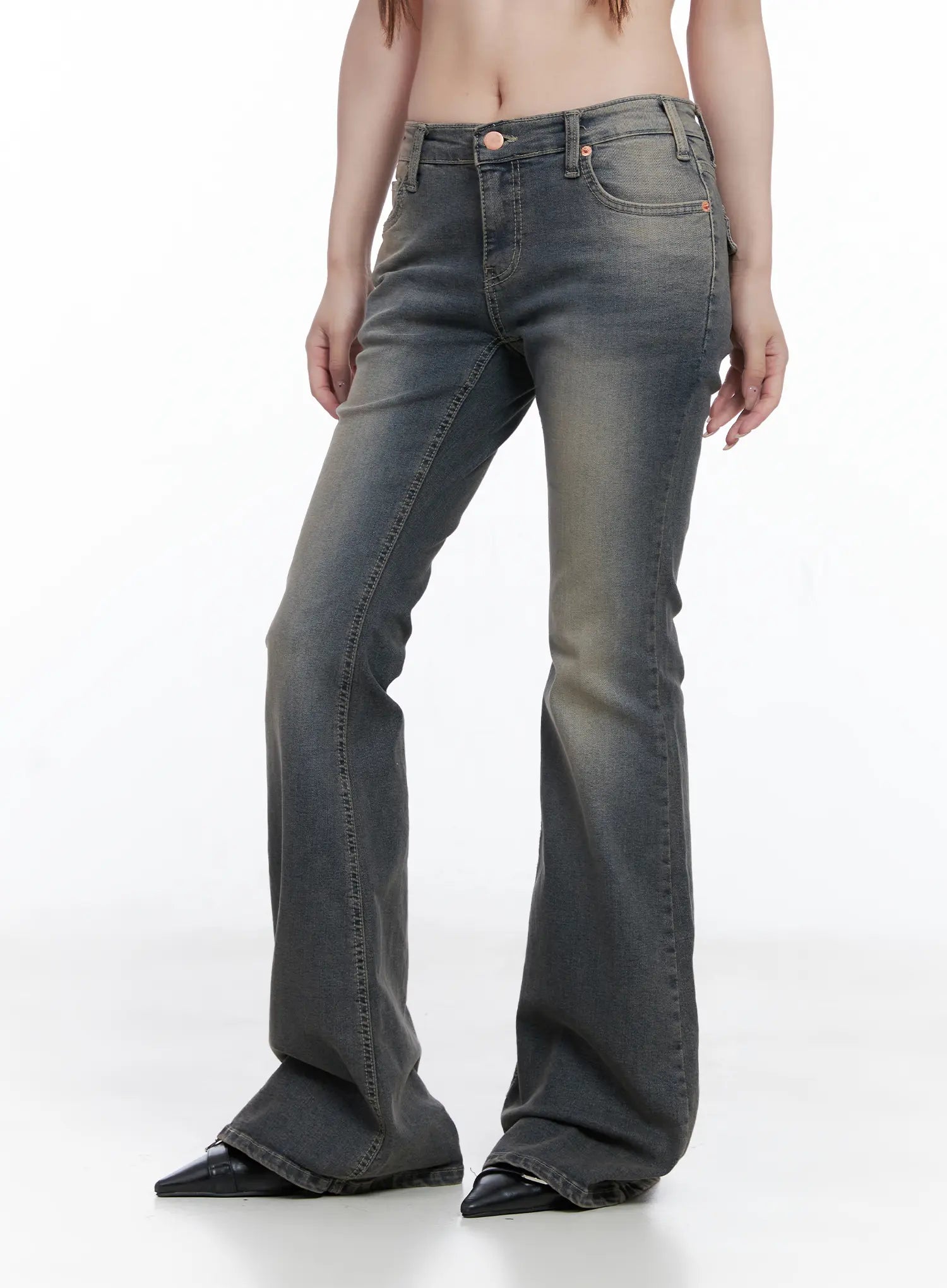 Sumin Low-Rise Flare Hip Pad Jeans CG529