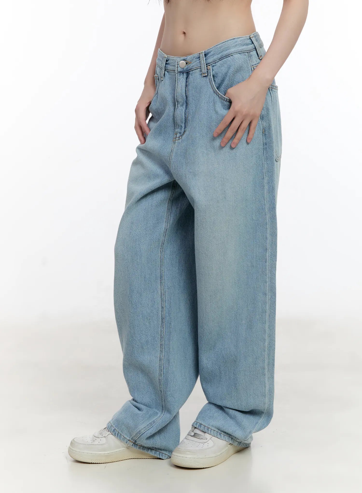 Iroha Lightweight Relaxed Jeans CL507