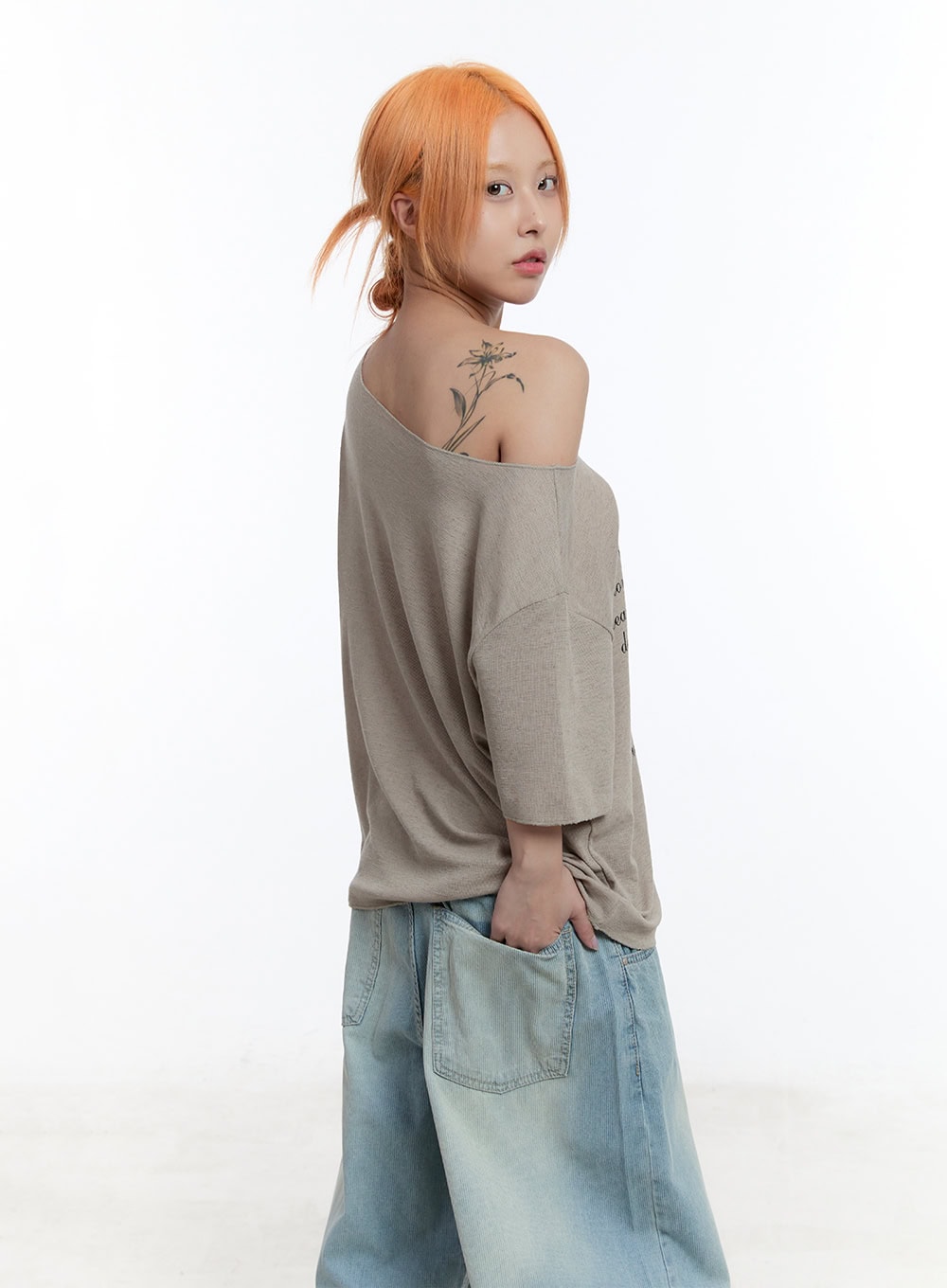 Loose-Fit Graphic Off-Shoulder Tee CU502