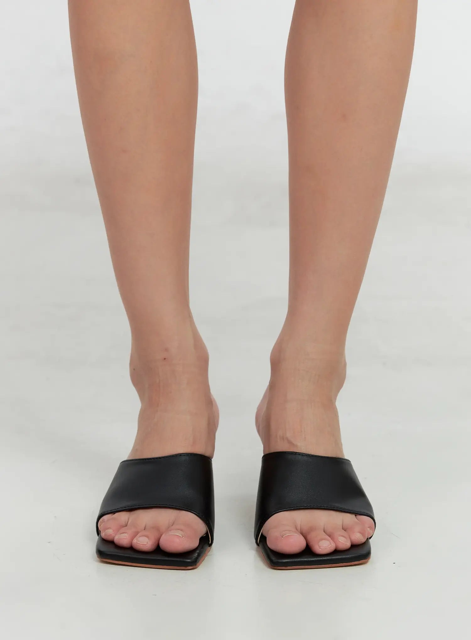 Square-Toe Mule Sandals IS516