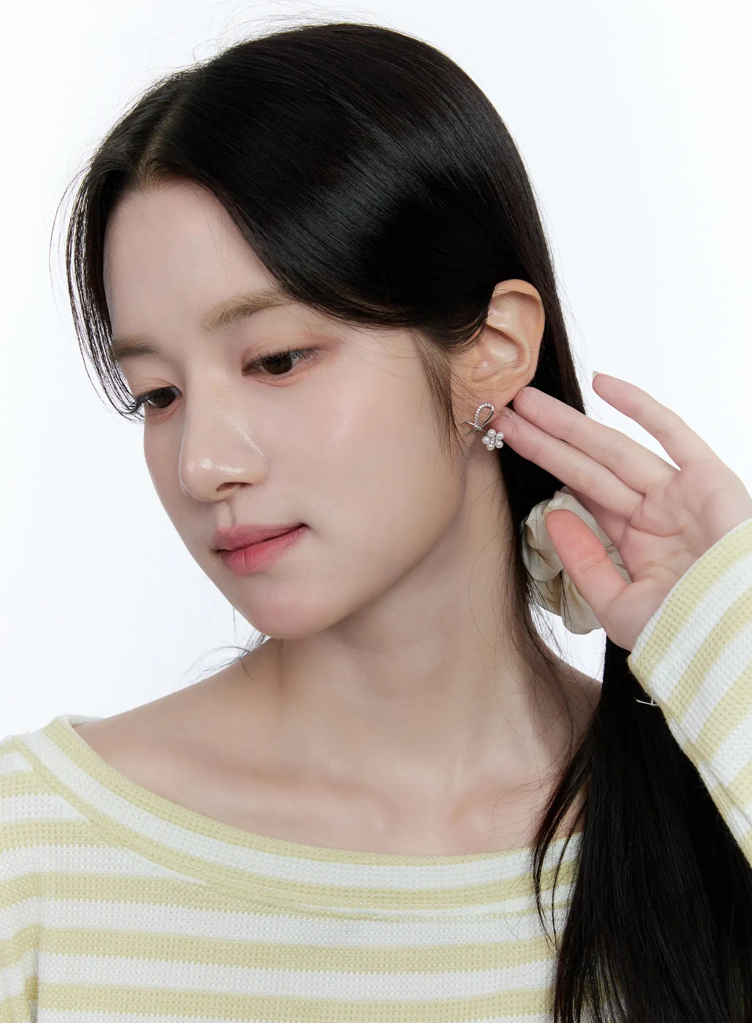 Petal-Shaped Lustrous Bead Earrings CC0608