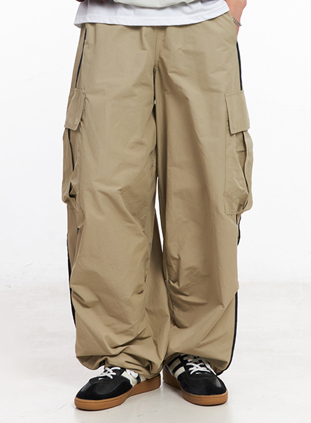 Men's Cargo Balloon-Fit Windbreaker Pants (Beige) IU512