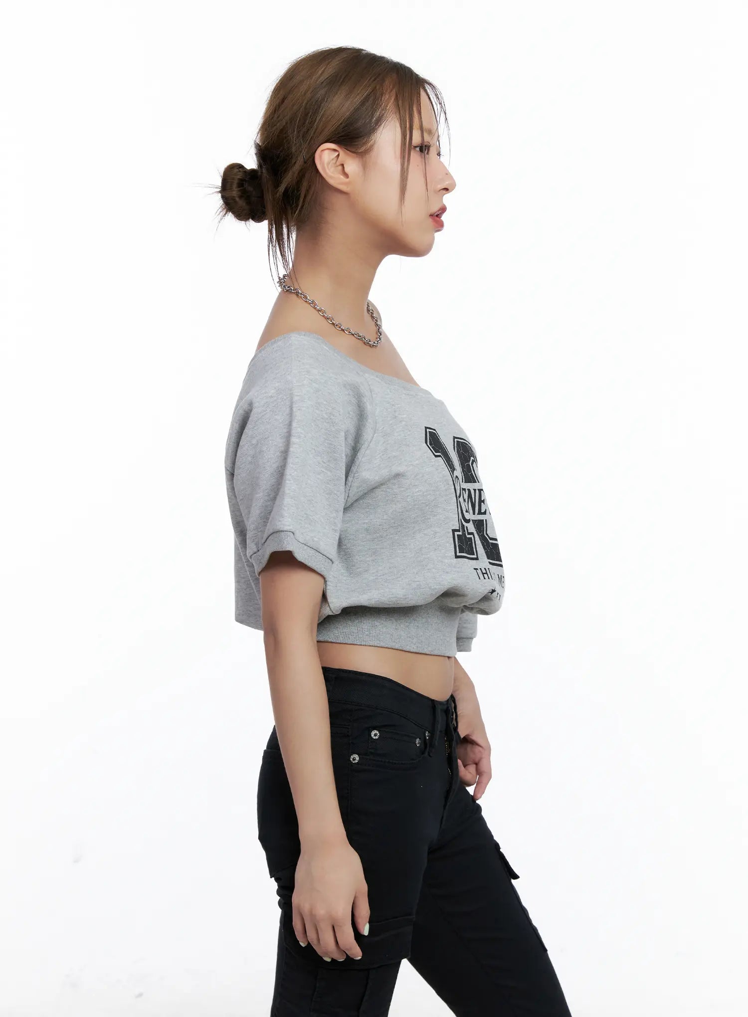 Off-Shoulder Graphic Cropped Tee CL511