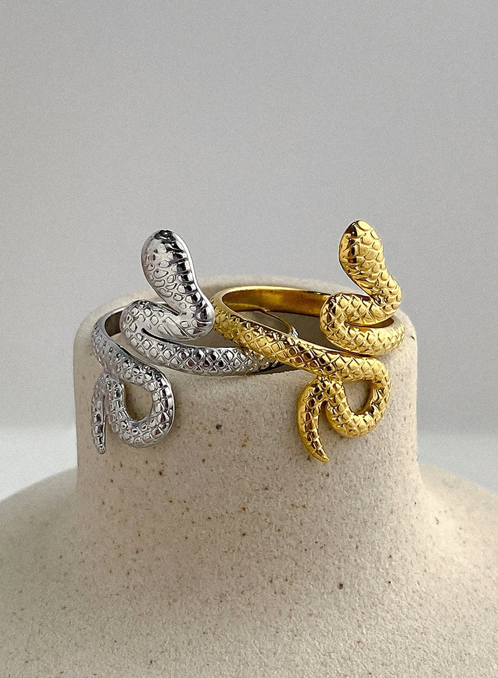 Kafka Spiral Line Ring IA524